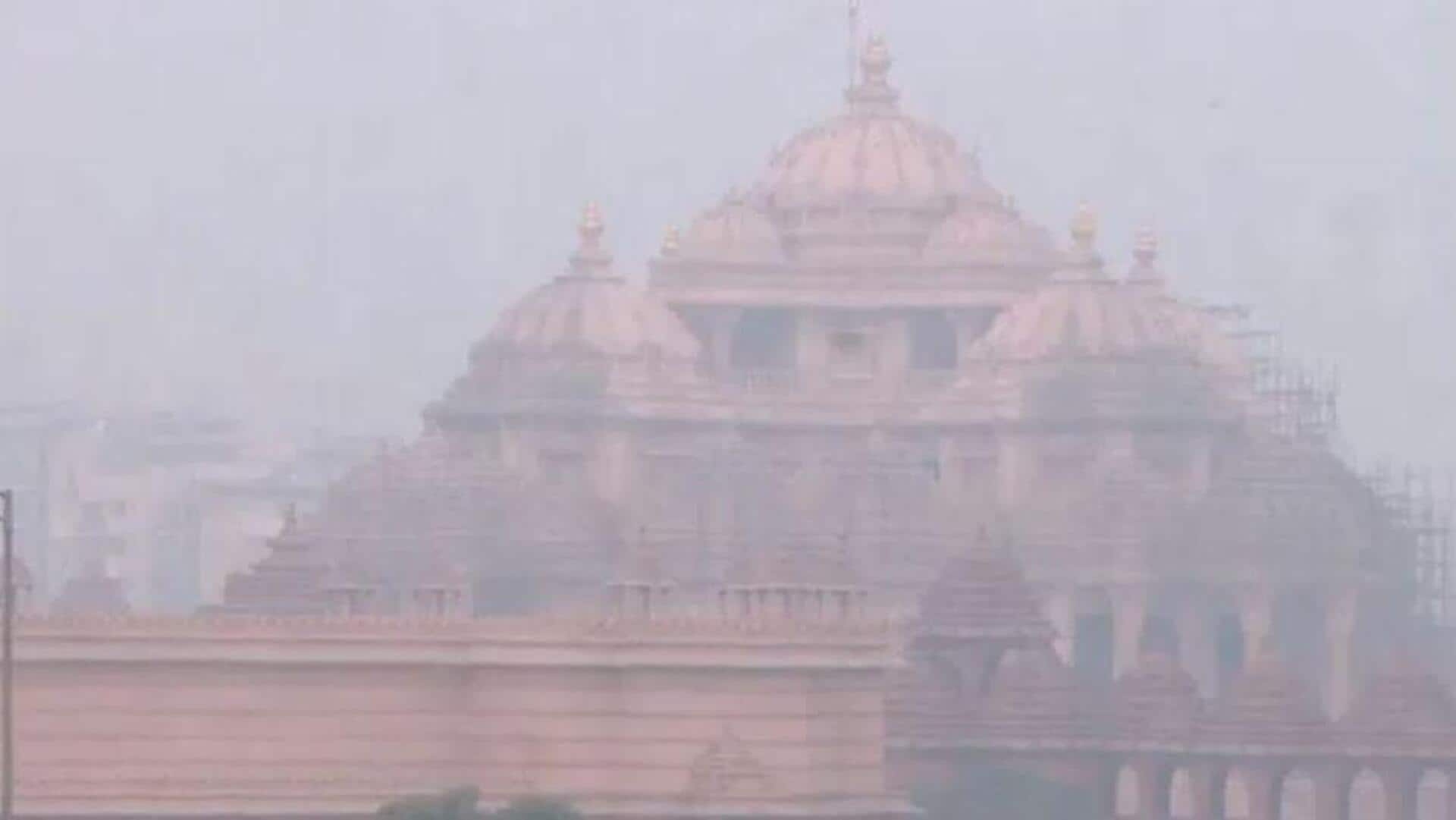 Delhi Pollution: టపాసుల మోత.. దిల్లీలో దట్టమైన పోగ.. అంధకారమైన రహదారులు