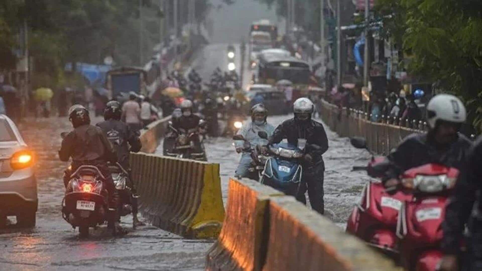 Mumbai: ముంబైని అతలాకుతలం చేస్తున్న వర్షాలు.. యెల్లో,ఆరెంజ్,రెడ్ అలర్ట్ జారీ చేసిన ఐఎండీ Mumbai: ముంబైని అతలాకుతలం చేస్తున్న వర్షాలు.. యెల్లో,ఆరెంజ్,రెడ్ అలర్ట్ జారీ చేసిన ఐఎండీ