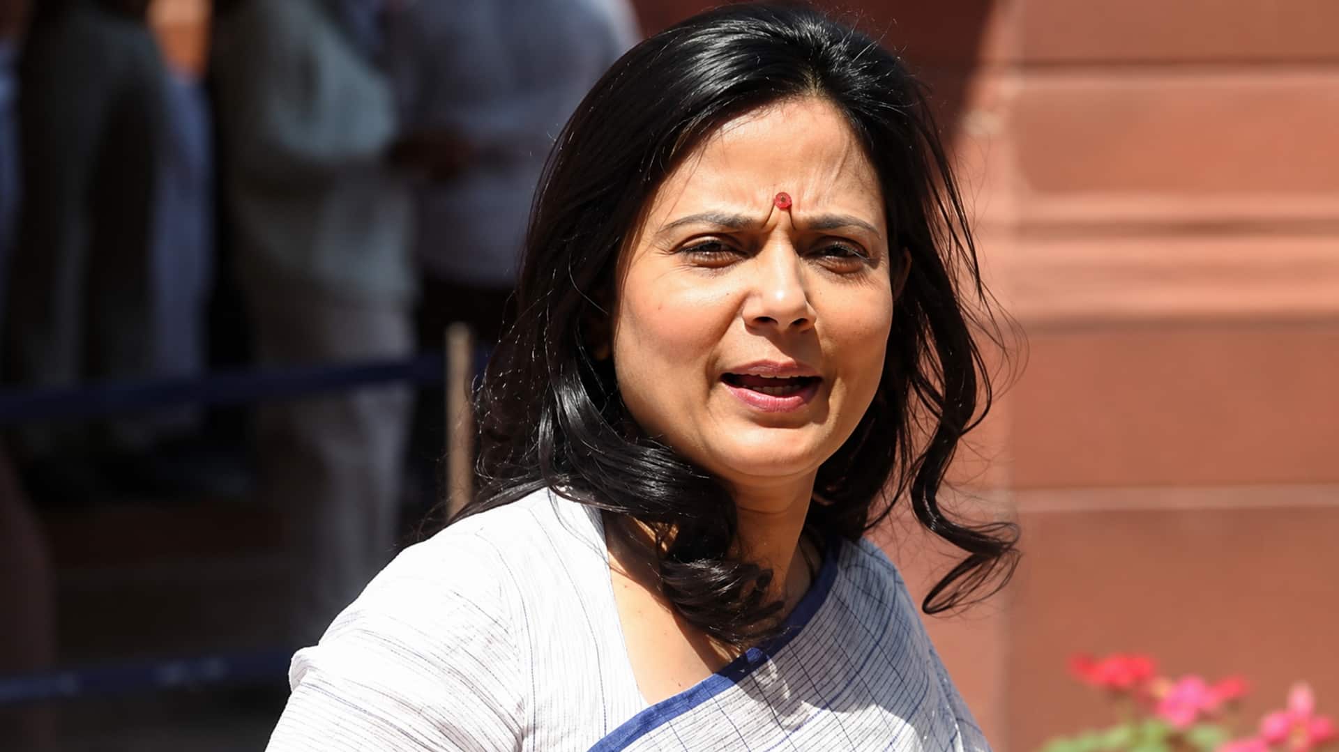 Mahua Moitra: మహువా మొయిత్రాపై కోడిగుడ్ల దాడి.. భాజపాపై టీఎంసీ ఎంపీ ఆరోపణలు