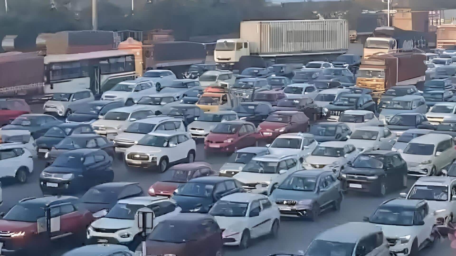 Traffic congestion: హైదరాబాద్-విజయవాడ హైవేపై కిక్కిరిసిన వాహనాలు.. పంతంగి టోల్ ప్లాజా వద్ద రెండు కిలోమీటర్ల రద్దీ