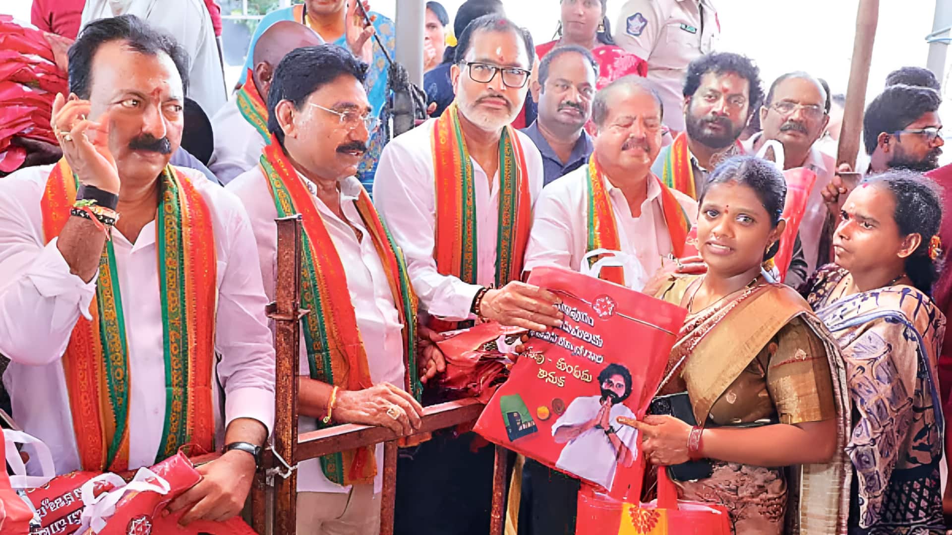 Pawan Kalyan: ఉప ముఖ్యమంత్రి కానుకతో మహిళలకు వరలక్ష్మీ వ్రతం.. 10 వేల చీరల పంపిణీ