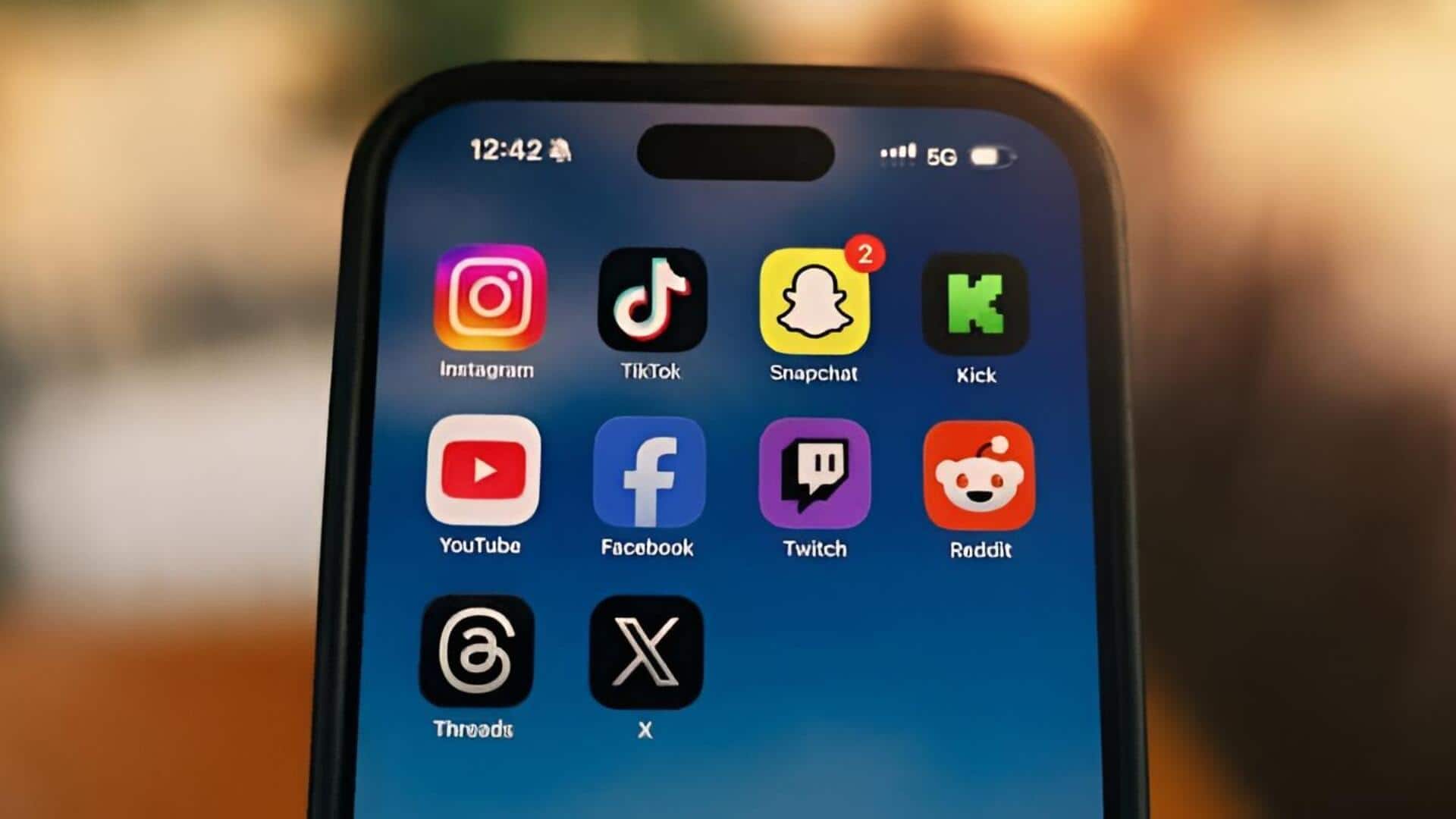 Social Media Ban: 15 ఏళ్లలోపు పిల్లలకు సోషల్ మీడియా నిషేధం.. ఫ్రాన్స్‌కు ఈయూ సూచనలు
