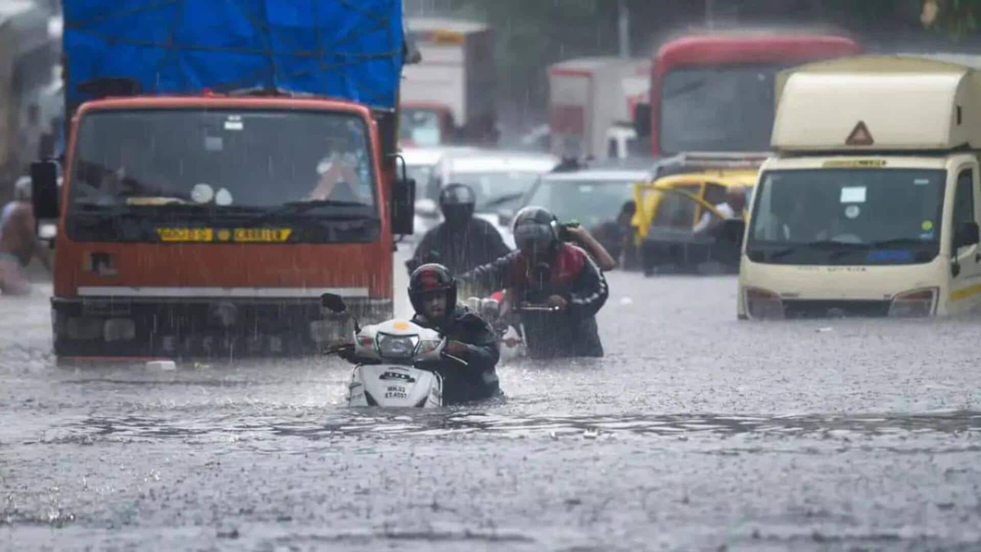 Mumbai: ముంబయిలో భారీ వర్షాల ప్రభావం.. అస్తవ్యస్తమైన జనజీవనం