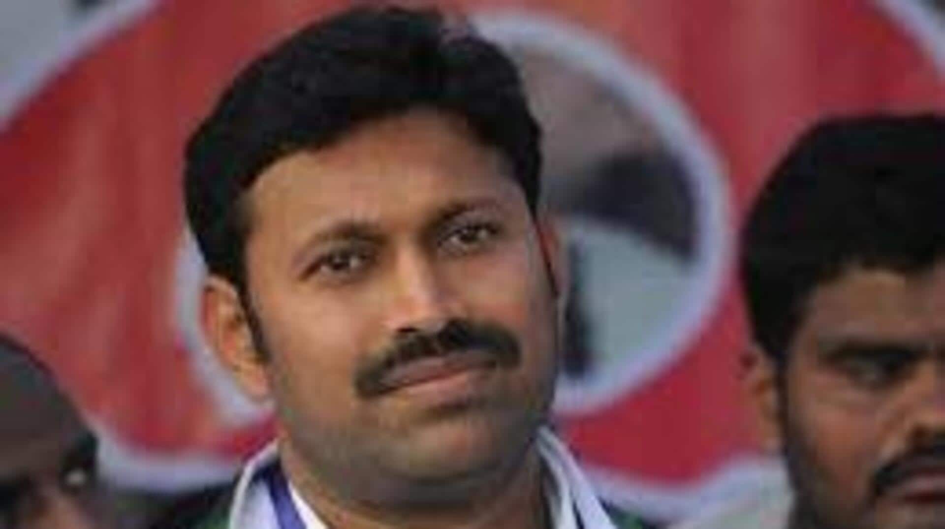 YS Avinash Reddy: వైఎస్ అవినాశ్ రెడ్డి, భాస్కర్ రెడ్డిలకు 41ఏ కింద నోటీసులు ఇచ్చిన పులివెందుల పోలీసులు YS Avinash Reddy: వైఎస్ అవినాశ్ రెడ్డి, భాస్కర్ రెడ్డిలకు 41ఏ కింద నోటీసులు ఇచ్చిన పులివెందుల పోలీసులు