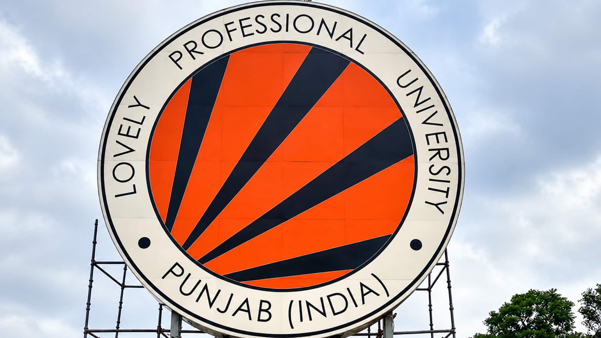LPU: ఎల్‌పీయూలో విద్యార్థుల నిరసనలు తీవ్రం.. 10 రోజులు క్లాసులు రద్దు