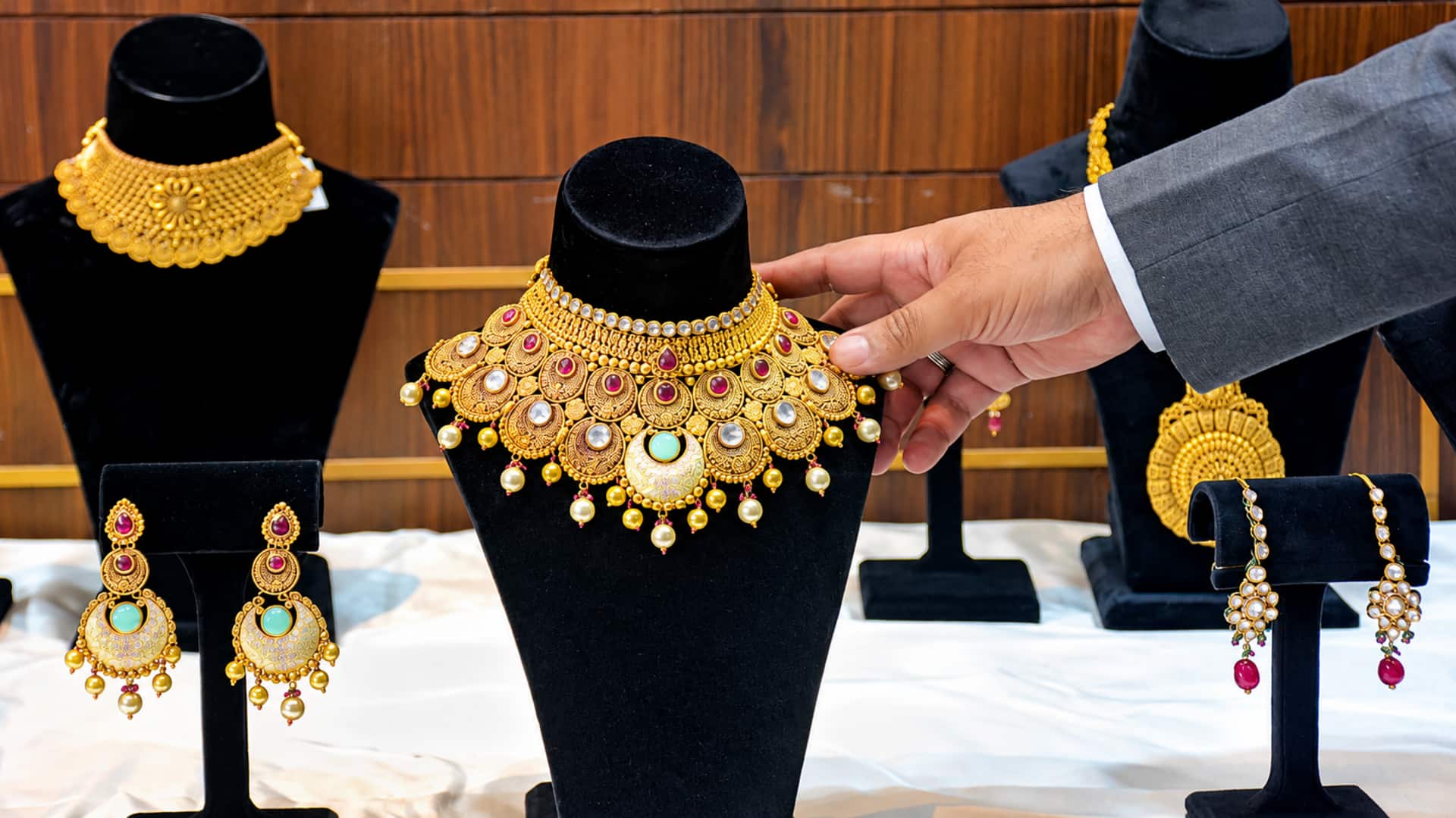 Gold Price Today: బంగారం, వెండి ధరల్లో మార్పు.. నేటి రేట్లు ఇవే