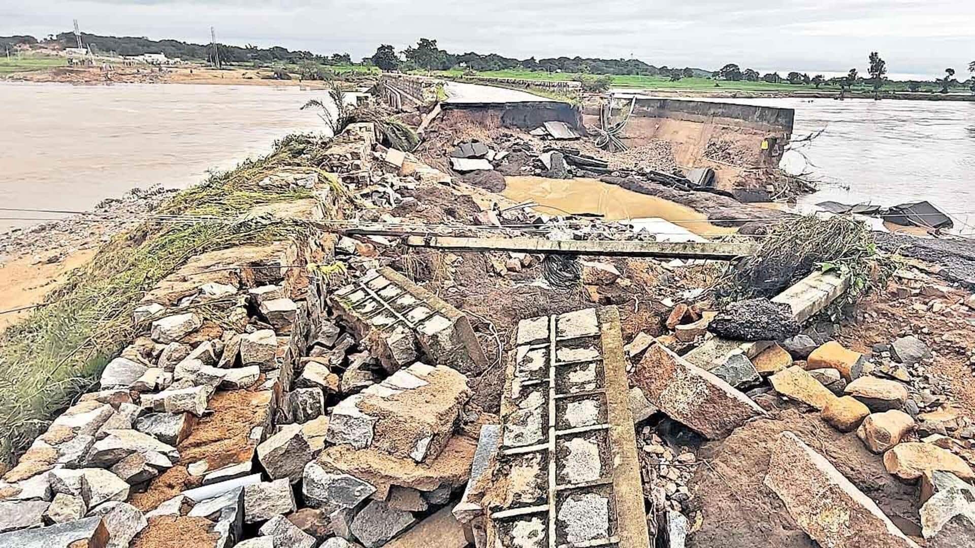 Kamareddy: కామారెడ్డిలో జల దిగ్బంధంలో పలు కాలనీలు.. కొట్టుకుపోయిన వాహనాలు Kamareddy: కామారెడ్డిలో జల దిగ్బంధంలో పలు కాలనీలు.. కొట్టుకుపోయిన వాహనాలు