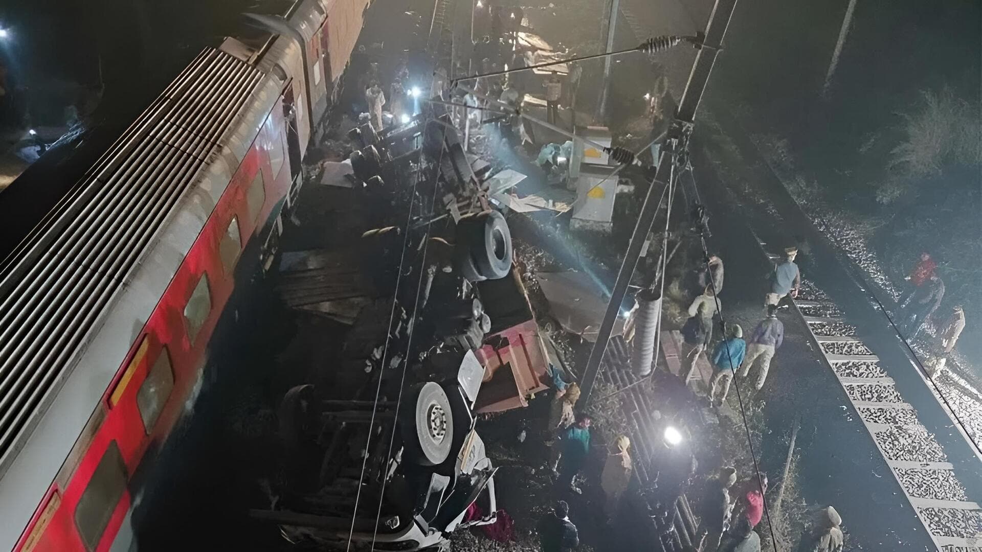 Garib Rath Express: బారాబంకిలో తప్పిన భారీ రైలు ప్రమాదం.. రైల్వే ట్రాక్‌పై పడ్డ డంపర్