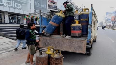 Fuel shortage: ఇంధన కొరతకు చెక్.. ఎస్మా ప్రయోగించిన కేంద్ర ప్రభుత్వం