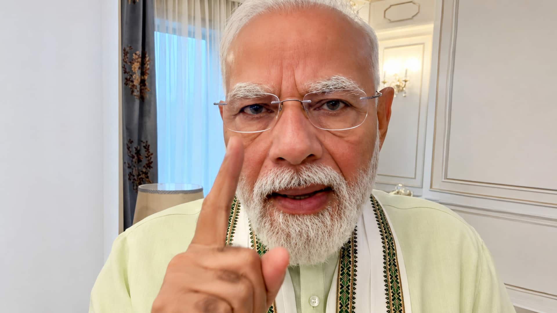 PM Modi's Swadeshi Push: విదేశాలకు వెళ్లొద్దు.. భారత్‌లోనే పెళ్లిళ్లు చేసుకోండి: మోదీ