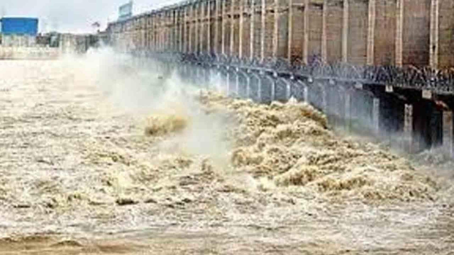 Jurala Project: జూరాలకు కొనసాగుతున్న భారీ వరద.. 12 గేట్లు ఎత్తివేత Jurala Project: జూరాలకు కొనసాగుతున్న భారీ వరద.. 12 గేట్లు ఎత్తివేత