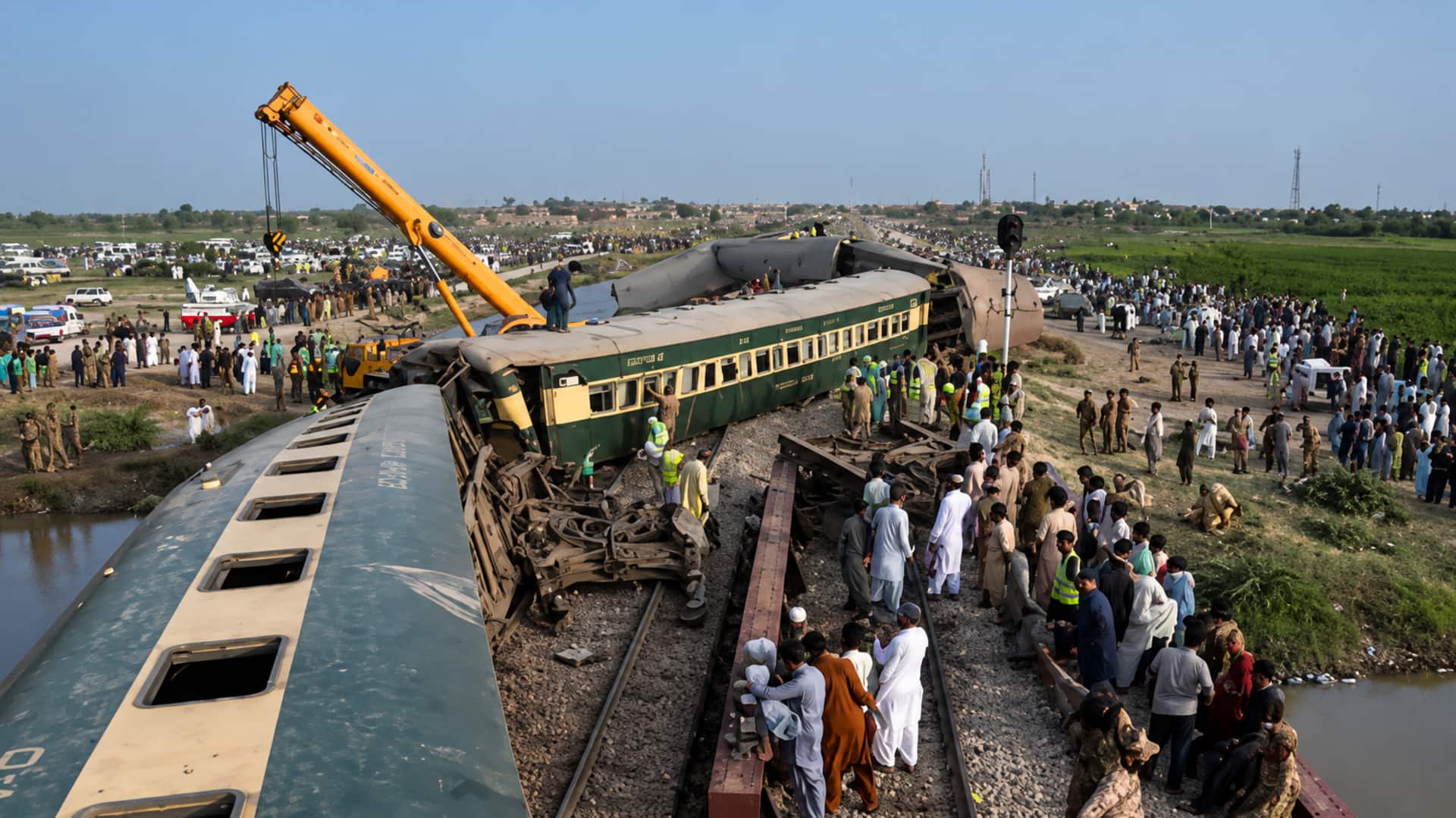 Pakistan: పాకిస్థాన్‌లో ఘోర రైలు ప్రమాదం.. నలుగురు మృతి, 30 మందికి గాయాలు