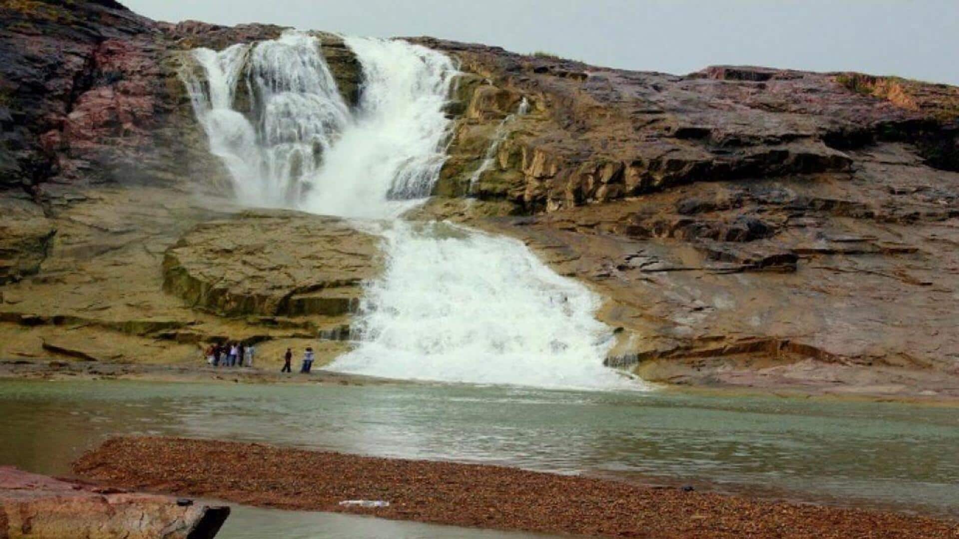 Kuntala Waterfall: కొండల మధ్య జారిపడే  కుంతల జలపాతం.. హైదరాబాద్‌ నుంచి దూరం ఎంతంటే?