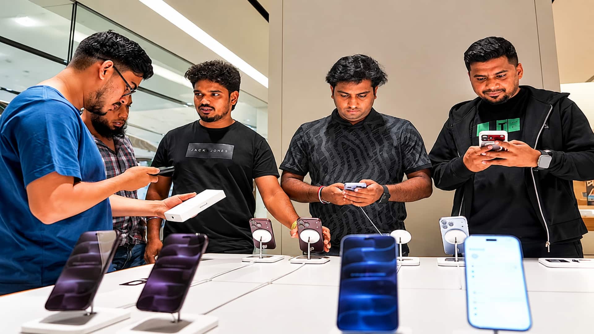 iPhone 18 Pro: ఐఫోన్ కోసం దుబాయ్‌కు క్యూ కడుతున్న భారతీయులు.. అసలు కారణం ఇదే!