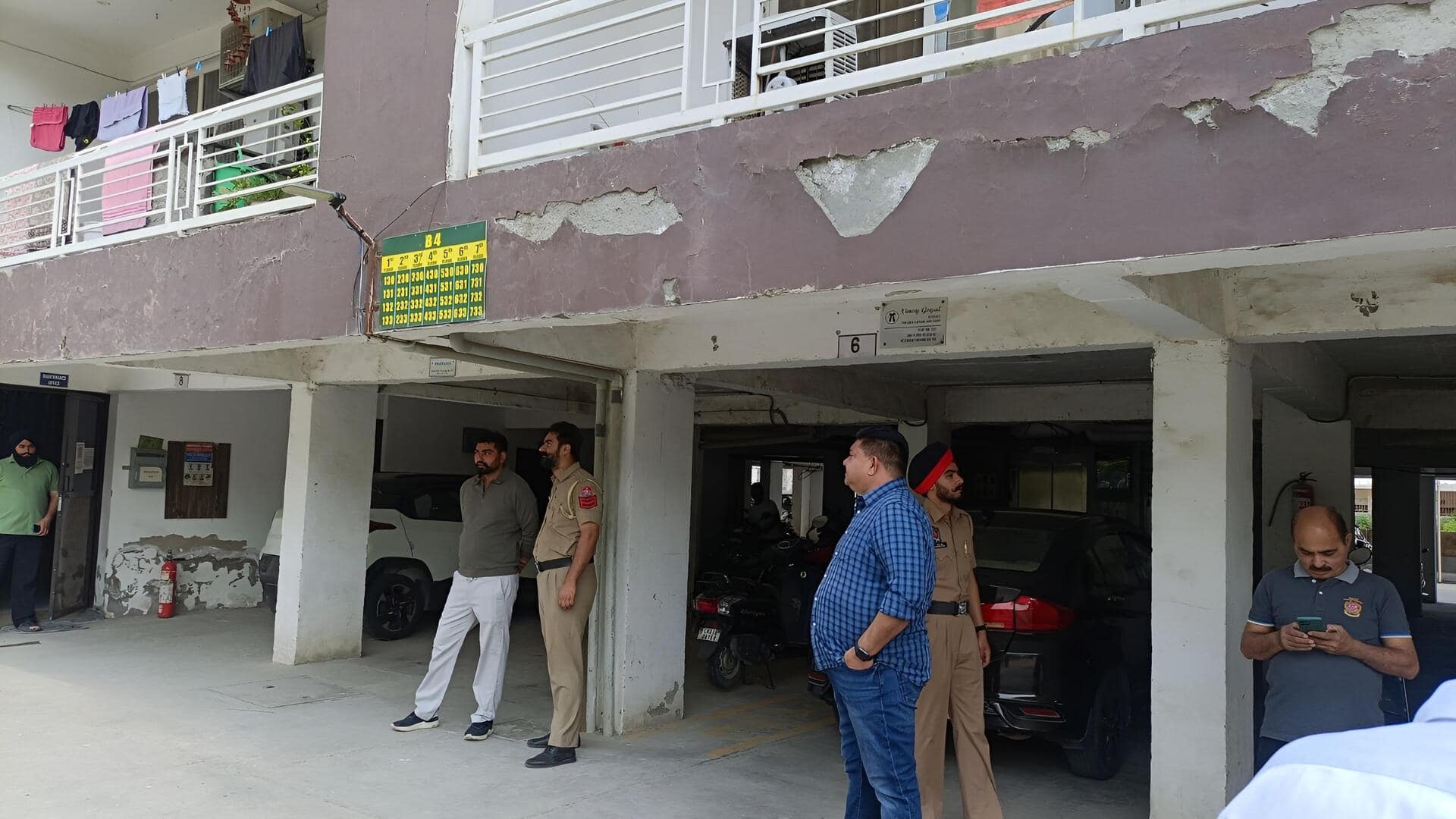 Mohali: పంజాబ్‌లో ఈడీ దాడుల భయంతో.. నోట్ల కట్టల బ్యాగులు విసిరేసి పరార్