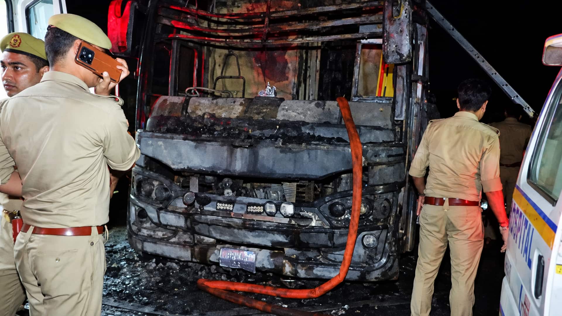 Uttar Pradesh: ఉత్తరప్రదేశ్‌లో ఘోర బస్సు ప్రమాదం.. బస్సులో మంటలు.. 9 మంది సజీవ దహనం