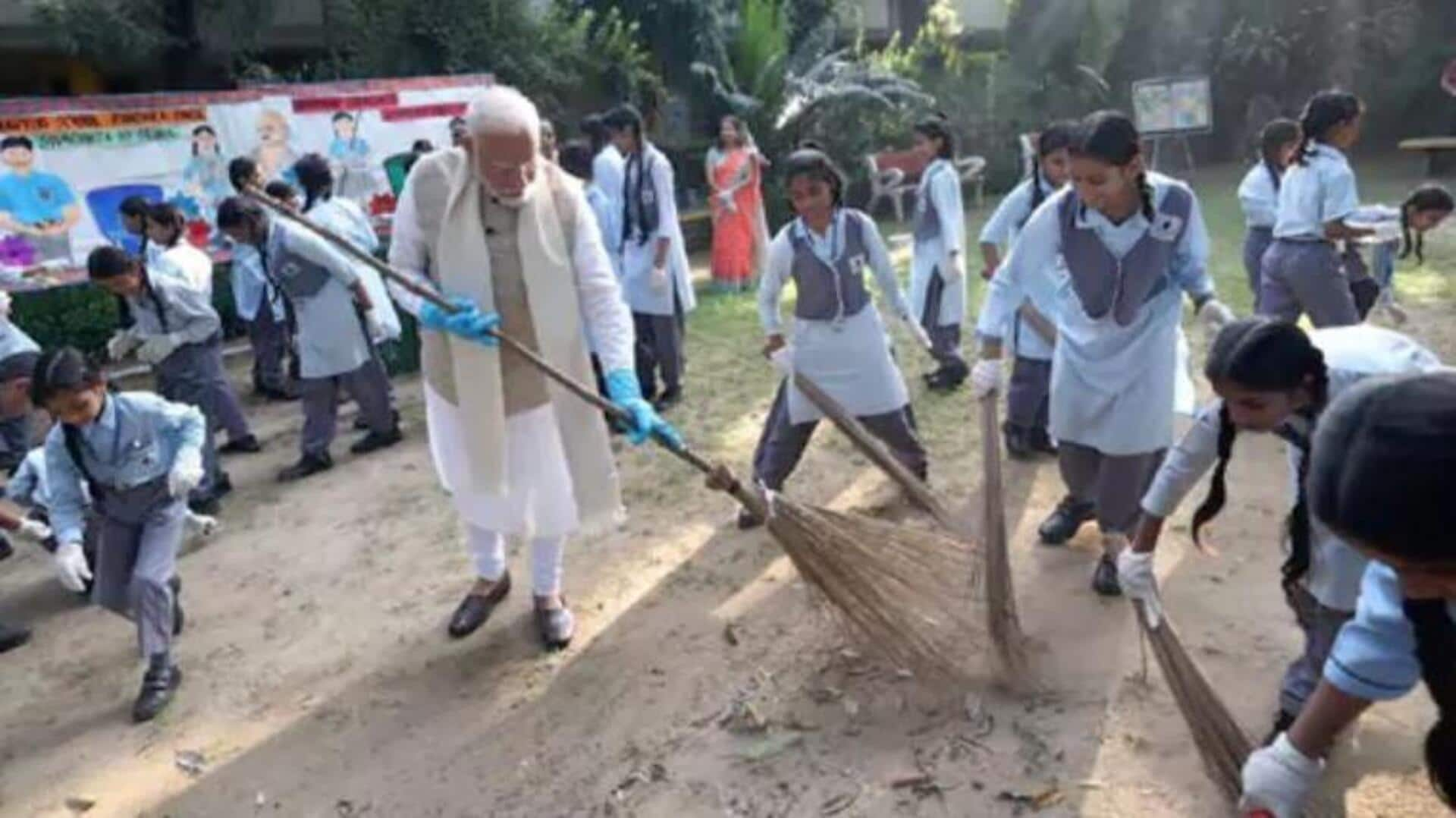 Narendra Modi: స్వచ్ఛ భారత్ కార్యక్రమంలో భాగంగా చీపురుపట్టిన ప్రధాని మోదీ