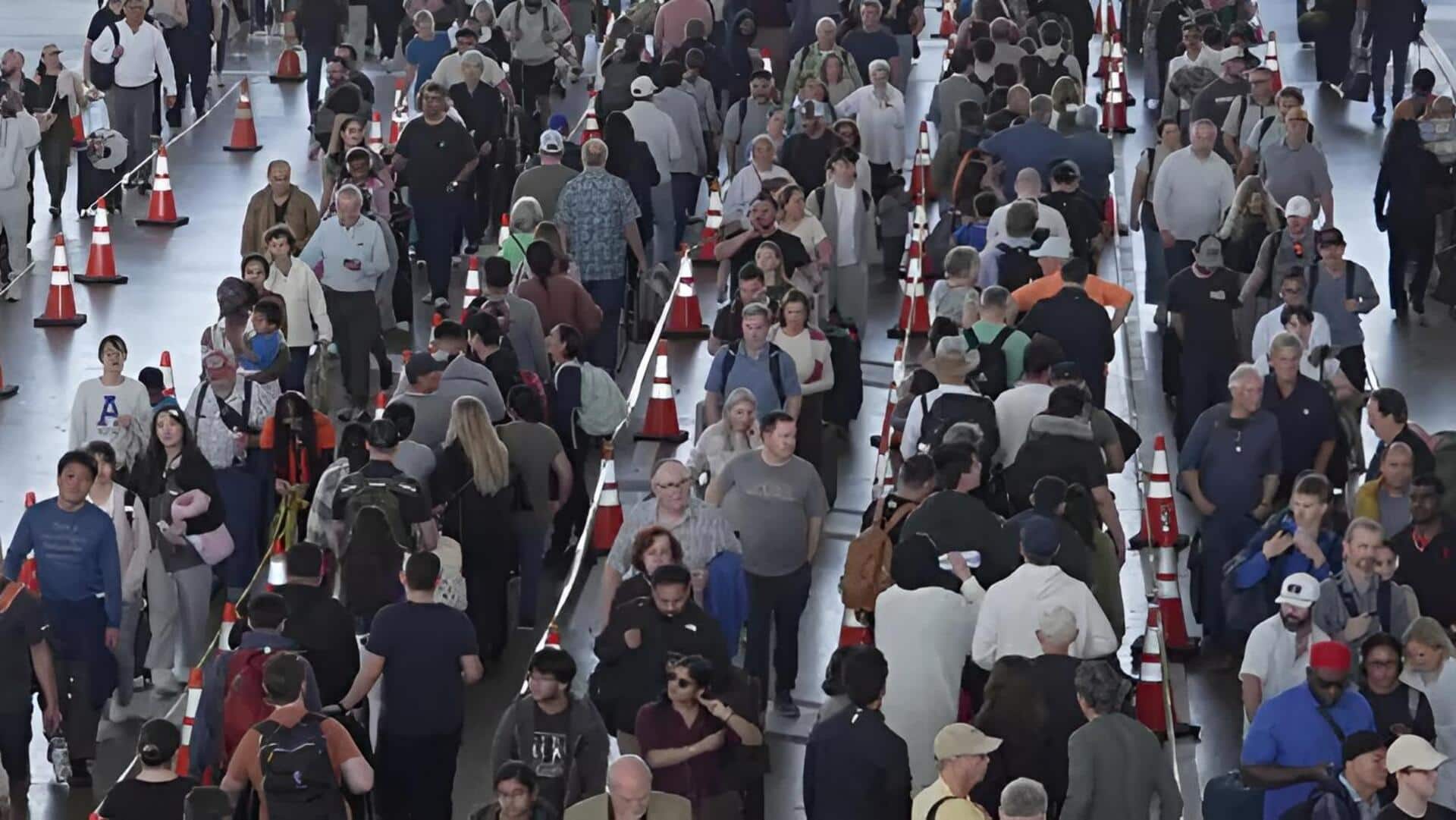 USA: అమెరికా విమానాశ్రయాల్లో భారీ క్యూలు.. గంటల తరబడి వేచి చూస్తున్న ప్రయాణికులు