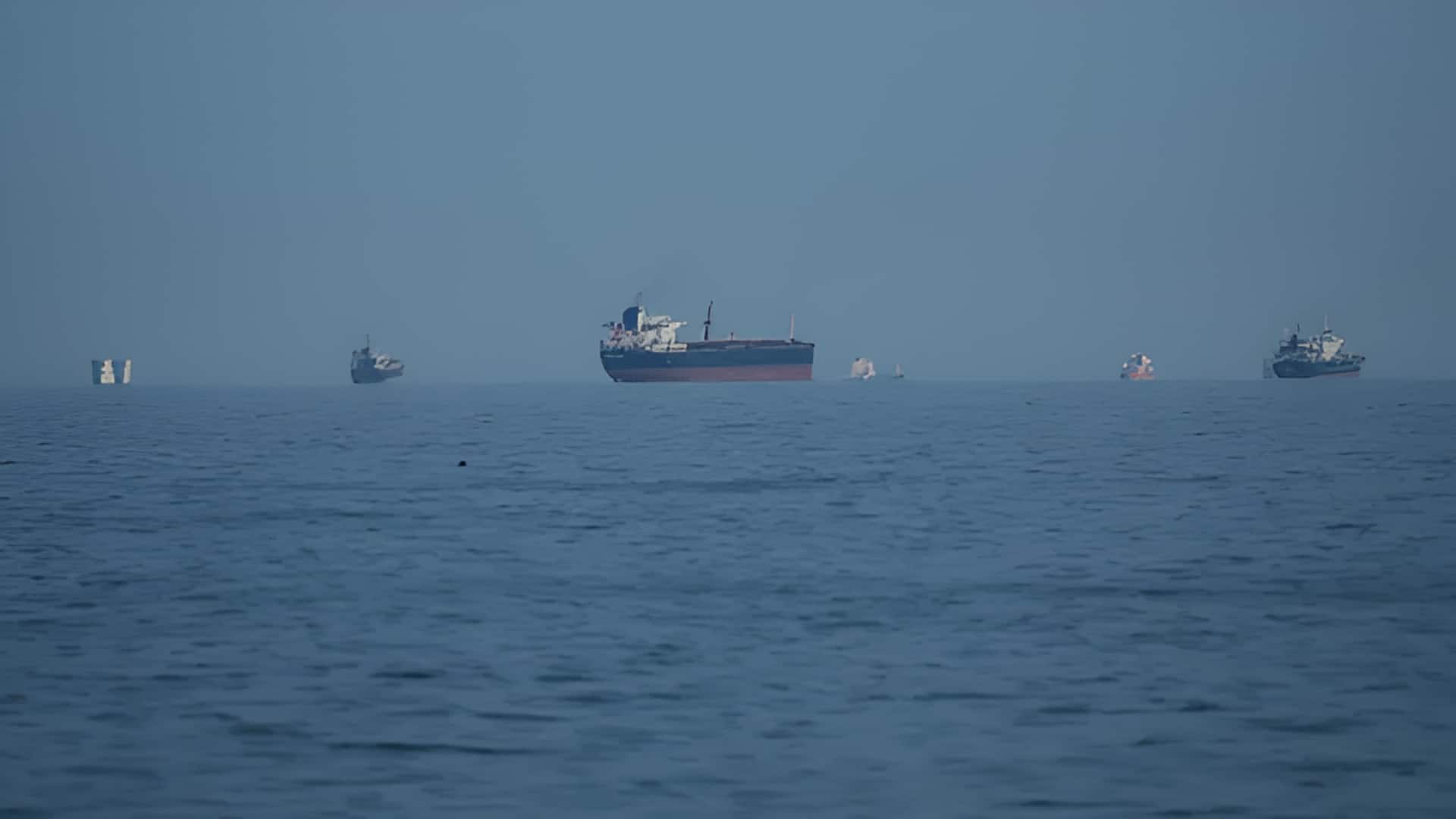 Staight of Hormoz: హర్మూజ్‌లో ఉద్రిక్తతలు: నౌకలపై కాల్పులు, రెండింటిని స్వాధీనం చేసుకున్న ఇరాన్