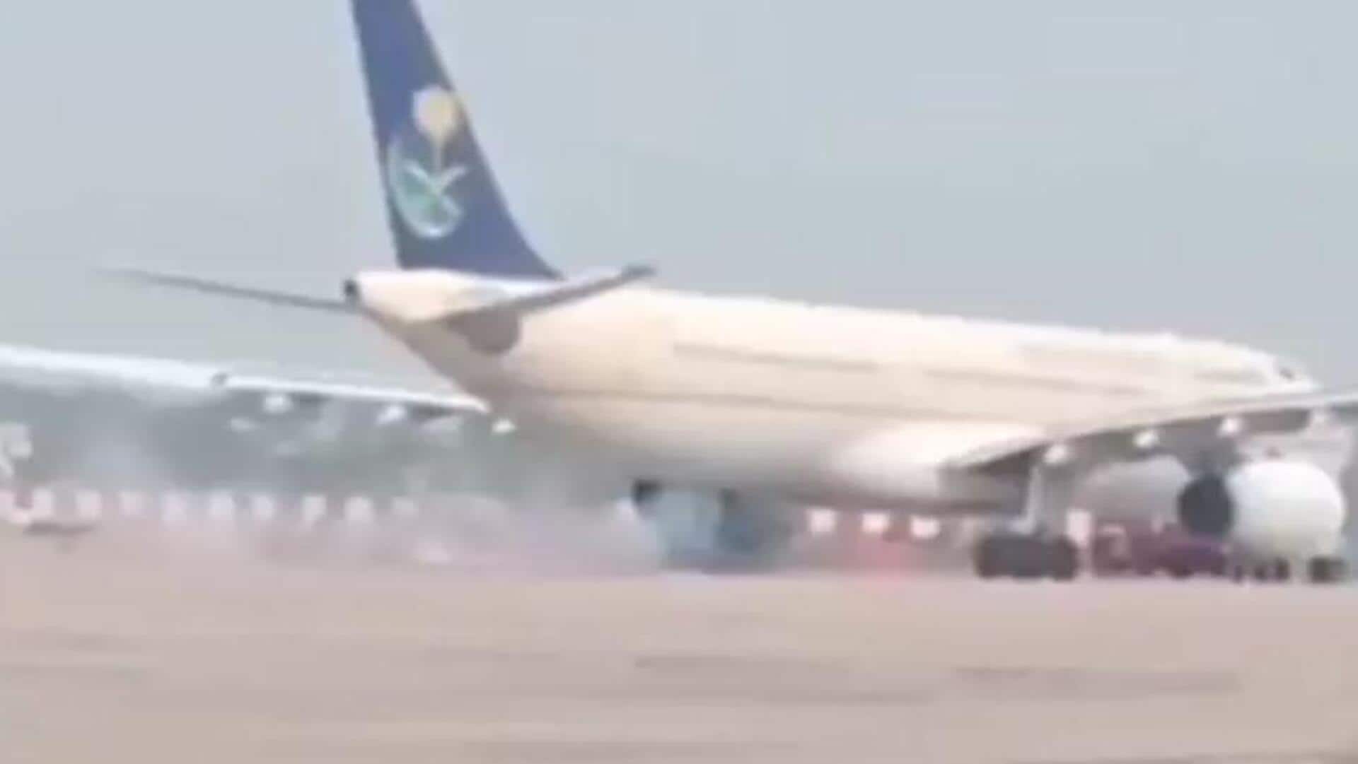 Saudi Airlines: హజ్ యాత్రికులతో విమానం.. త్రుటిలో తప్పిన పెను ప్రమాదం Saudi Airlines: హజ్ యాత్రికులతో విమానం.. త్రుటిలో తప్పిన పెను ప్రమాదం