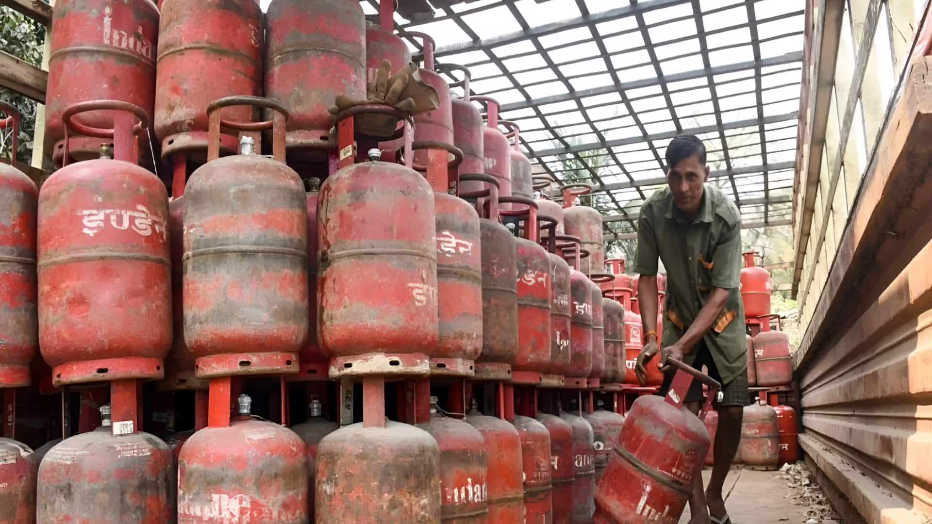 LPG supply: పీఎన్‌జీకి మారకపోతే ఎల్‌పీజీ నిలిపివేత.. కేంద్రం కీలక నిర్ణయం