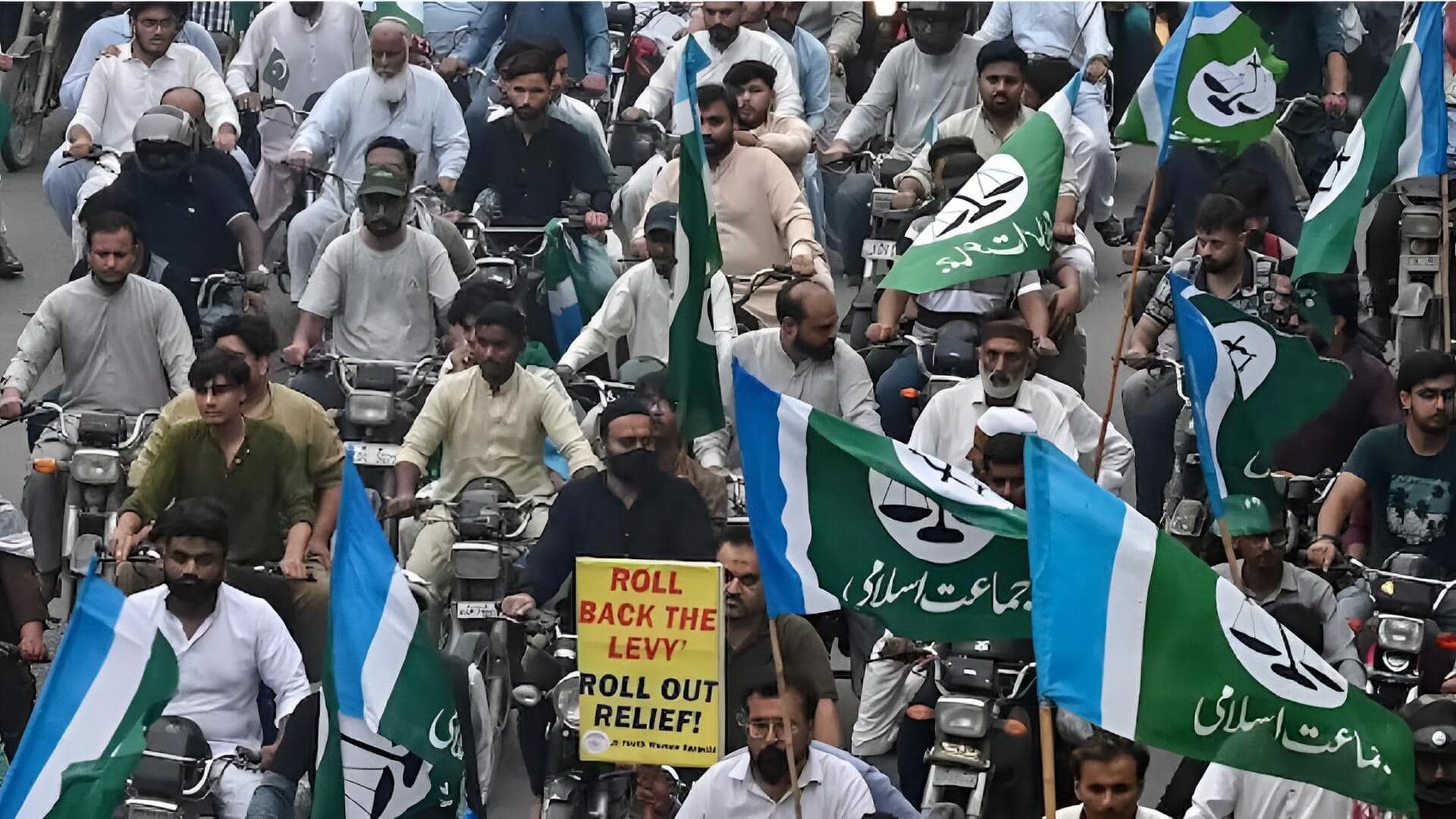 PAKISTAN: పెట్రోల్ ధరల మంట.. పాకిస్థాన్‌లో రోడ్డెక్కిన వేలాది మంది