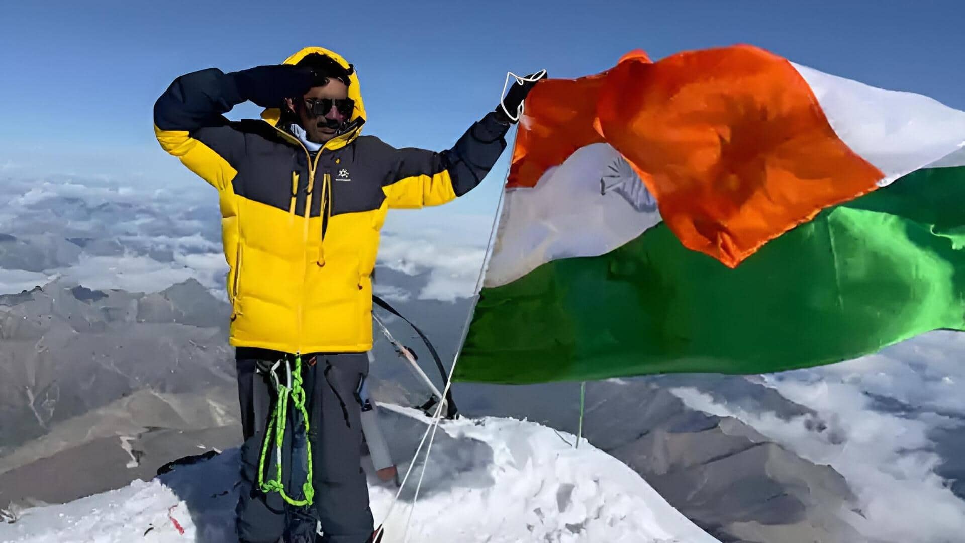 Mount Elbrus: ఎల్‌బ్రస్‌ శిఖరంపై త్రివర్ణ పతాకం.. ఆంధ్రా పోలీస్‌ అధికారి ఘనత