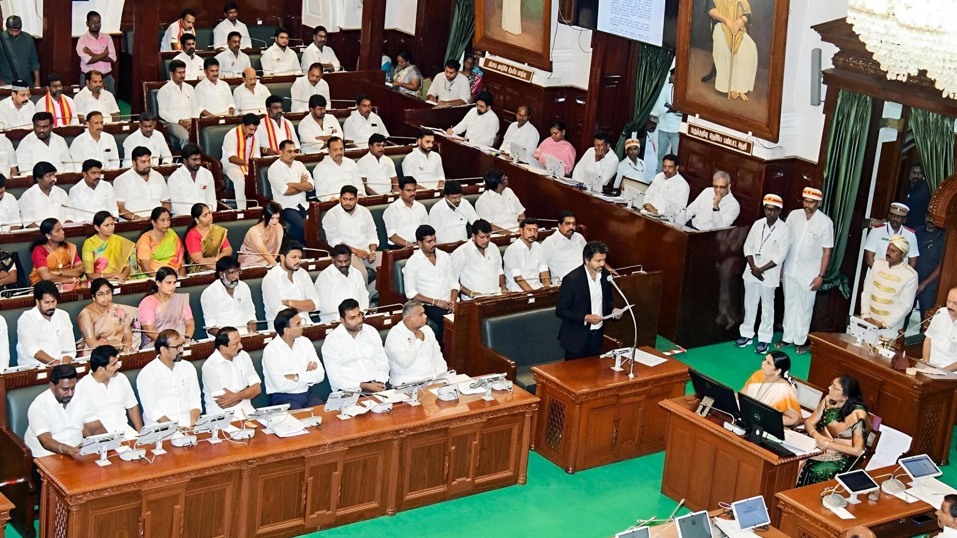 Tamil Nadu: విజయ్ ప్రభుత్వాన్ని కూల్చే కుట్ర?.. ఎమ్మెల్యేలకు రూ.35 కోట్ల ఆఫర్?