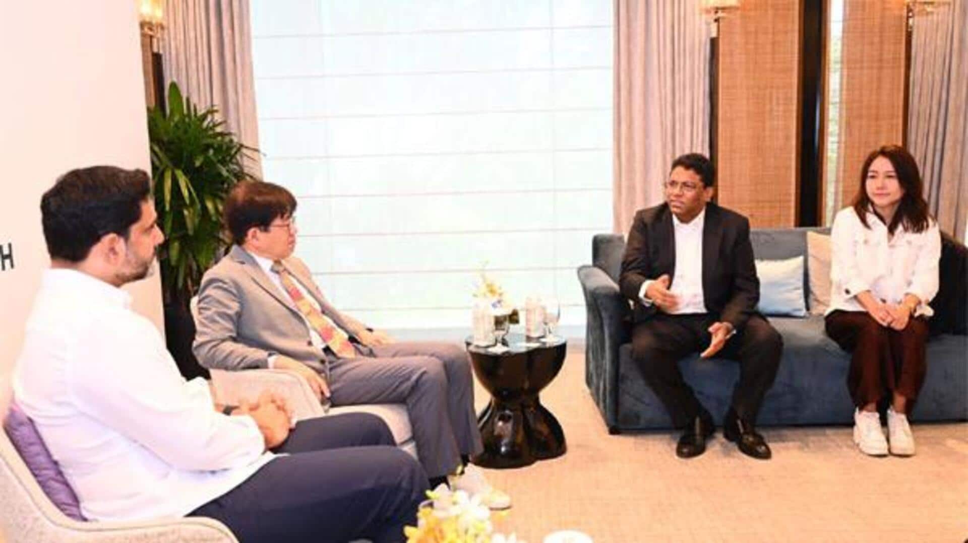 Nara lokesh: ఎవర్ వోల్ట్ ఛైర్మన్ సైమన్ టాన్ తో లోకేశ్ భేటీ.. ఏపీలో సోలార్ సెల్ యూనిట్ ఏర్పాటుకు విజ్ఞప్తి Nara lokesh: ఎవర్ వోల్ట్ ఛైర్మన్ సైమన్ టాన్ తో లోకేశ్ భేటీ.. ఏపీలో సోలార్ సెల్ యూనిట్ ఏర్పాటుకు విజ్ఞప్తి