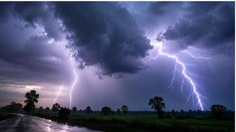 AP Rain Alert :ఏపీకి భారీ వర్షాల అలర్ట్‌..ఈ 11 జిల్లాల్లో పిడుగులతో వానలు, గంటకు 50 కి.మీ వేగంతో గాలులు