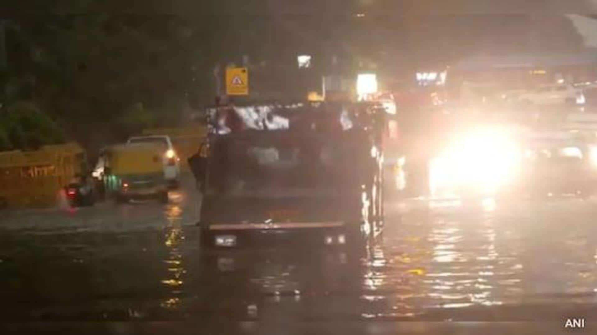 Delhi: ఢిల్లీలో మరోసారి భారీ వర్షం, దుమ్ము తుఫాను.. విమానాల రాకపోకలకు అంతరాయం Delhi: ఢిల్లీలో మరోసారి భారీ వర్షం, దుమ్ము తుఫాను.. విమానాల రాకపోకలకు అంతరాయం