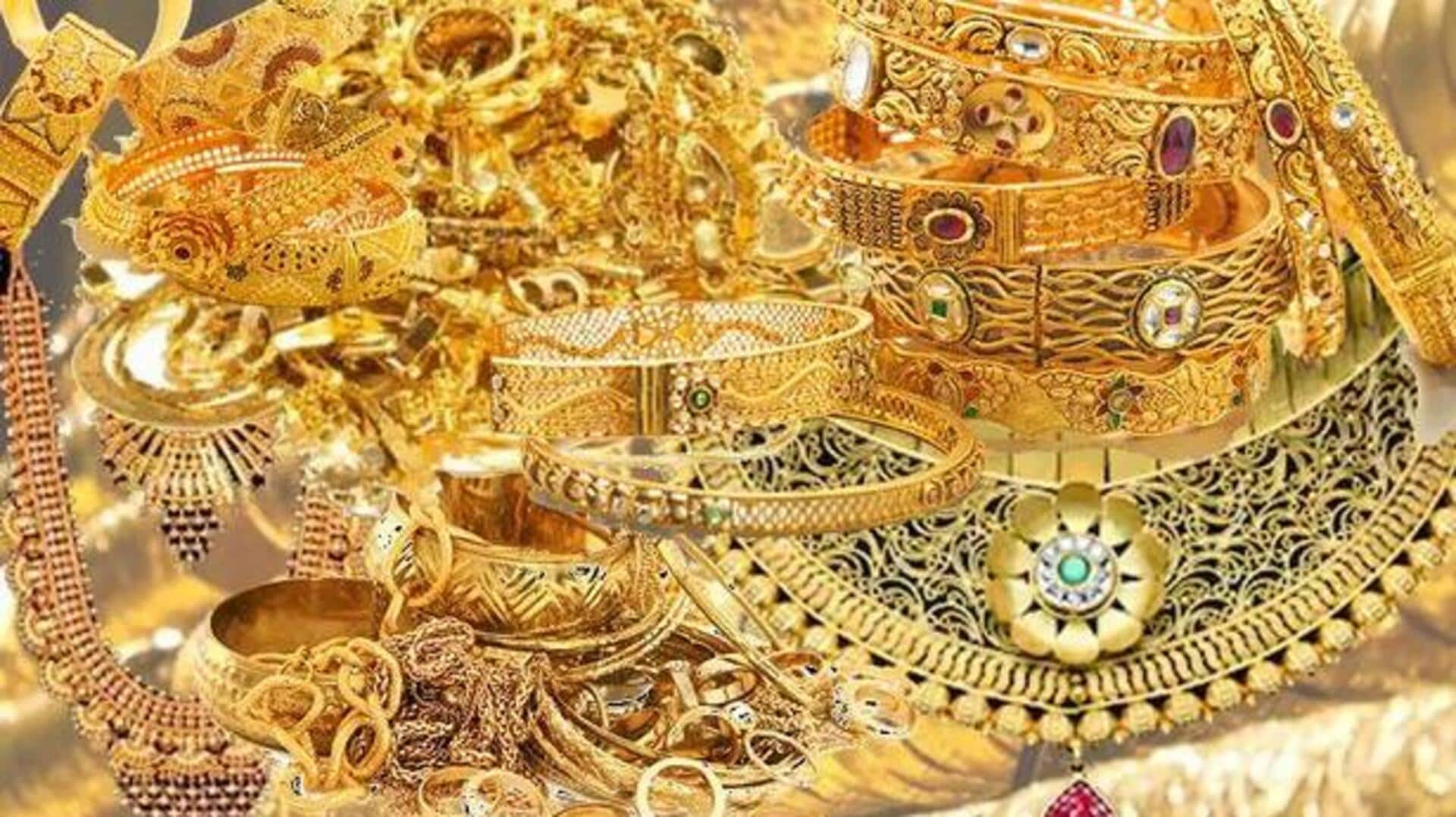 Gold Price:బంగారం, వెండి ధరల్లో స్వల్ప తగ్గుదల.. హైదరాబాద్లో తాజా రేట్లు ఇవే Gold Price:బంగారం, వెండి ధరల్లో స్వల్ప తగ్గుదల.. హైదరాబాద్లో తాజా రేట్లు ఇవే