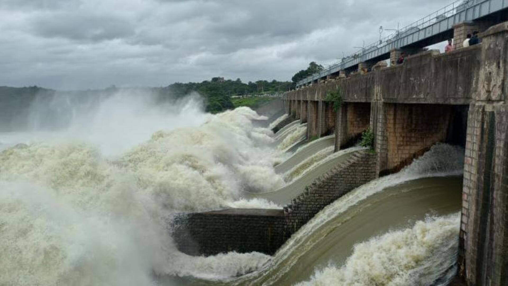 Nizamsagar: నిజాంసాగర్ ప్రాజెక్టులోకి భారీగా వరద.. 11 గేట్లు ఎత్తివేత.. Nizamsagar: నిజాంసాగర్ ప్రాజెక్టులోకి భారీగా వరద.. 11 గేట్లు ఎత్తివేత..