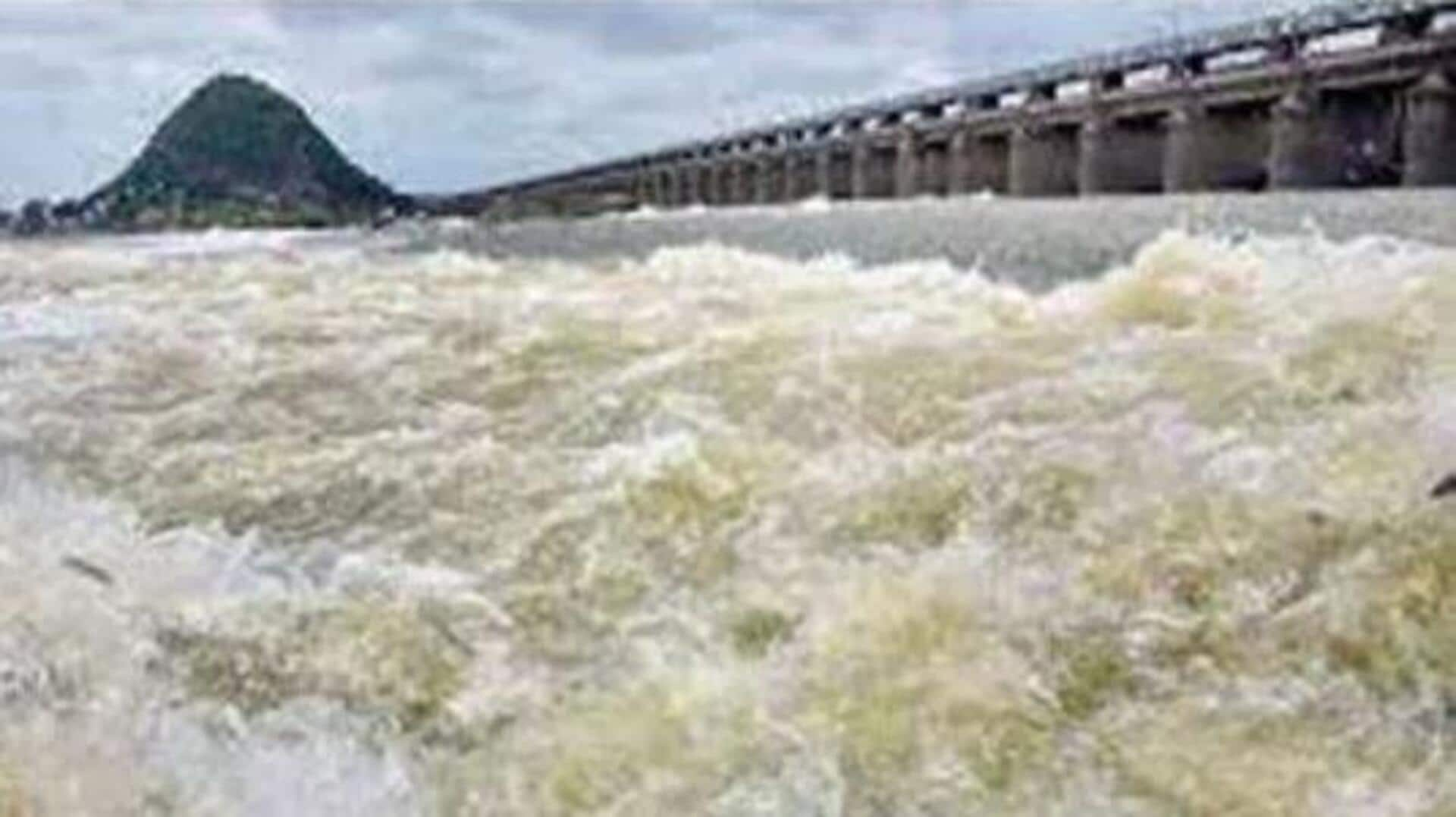 Prakasam Barrage: ప్రకాశం బ్యారేజీ వద్ద వరద ఉధృతి.. రెండో ప్రమాద హెచ్చరిక