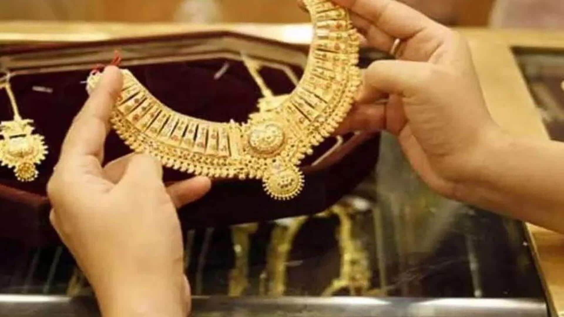 Gold Price: ఆకాశాన్ని తాకుతున్న బంగారం ధరలు.. తెలుగు రాష్ట్రాల్లో ఎలా ఉన్నాయంటే? Gold Price: ఆకాశాన్ని తాకుతున్న బంగారం ధరలు.. తెలుగు రాష్ట్రాల్లో ఎలా ఉన్నాయంటే?