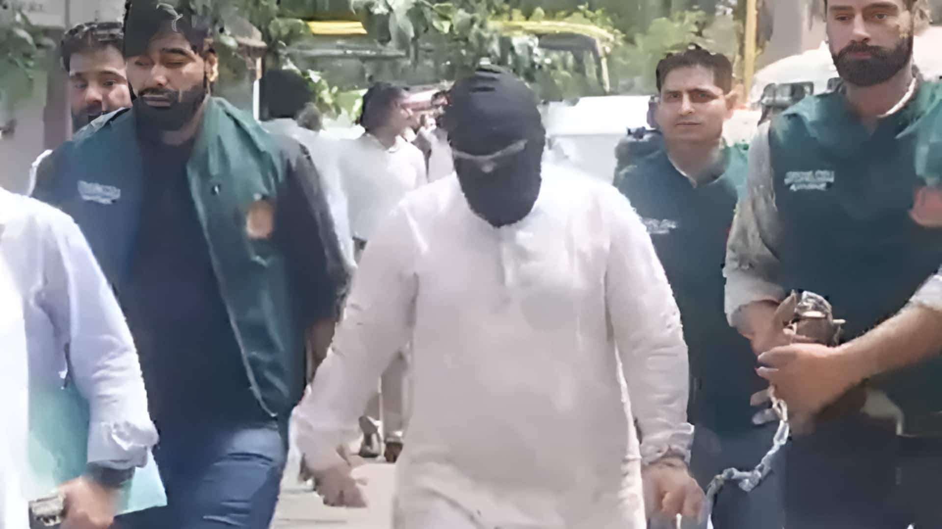 Delhi: దిల్లీ ఆలయాలు,రద్దీ ప్రాంతాలపై దాడుల కుట్ర.. లష్కరే ఉగ్రవాది రెక్కీ