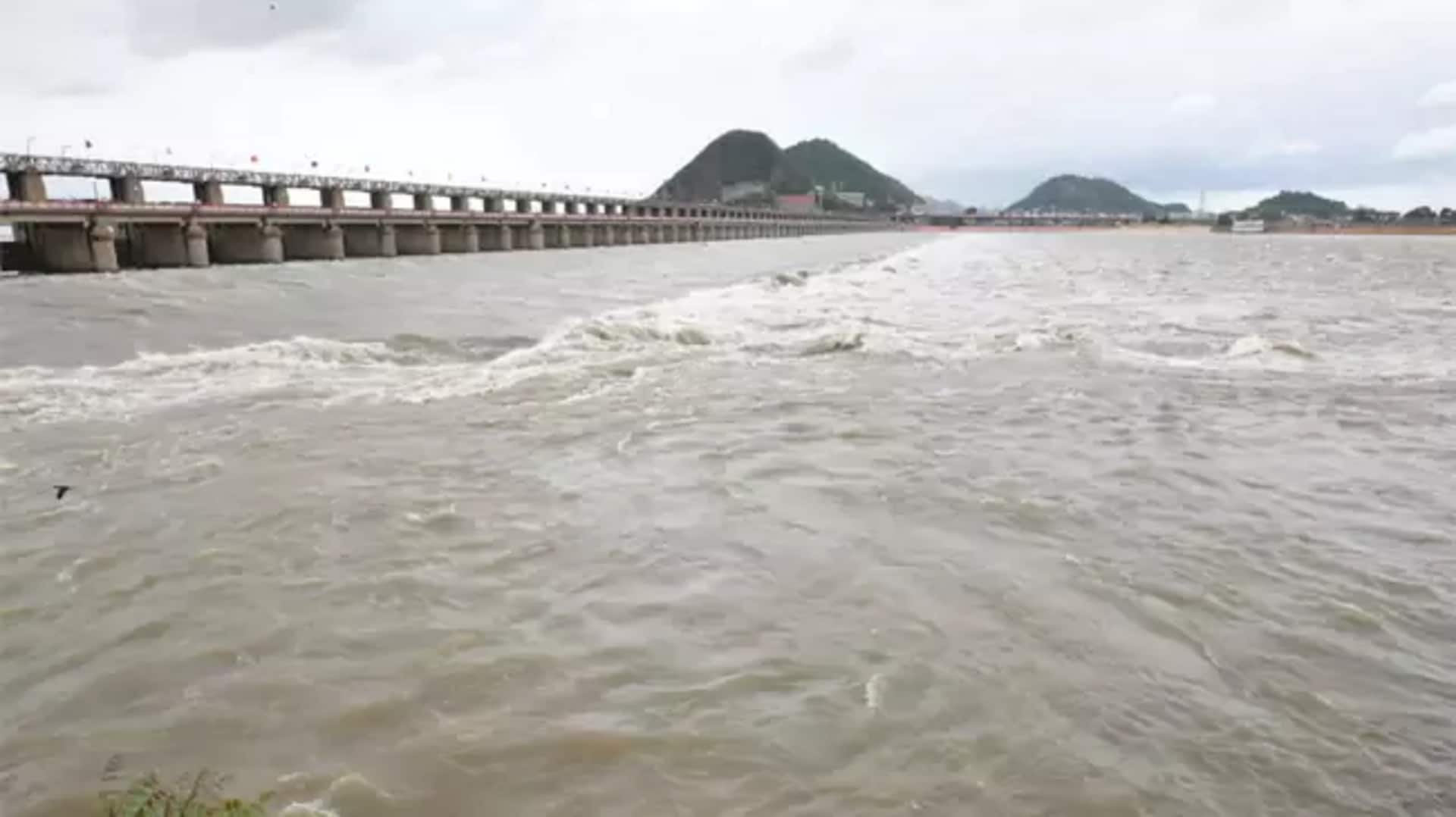 Prakasam Barrage: ప్రకాశం బ్యారేజీ వద్ద వరద ముప్పు.. తొలి ప్రమాద హెచ్చరిక జారీ