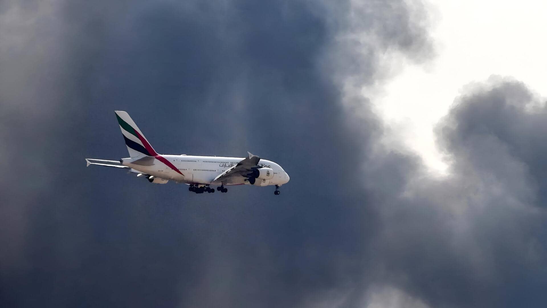 Emirates: పశ్చిమాసియా యుద్ధ ప్రభావం.. ఖాళీగా నడుస్తున్న దుబాయ్‌ విమానాలు