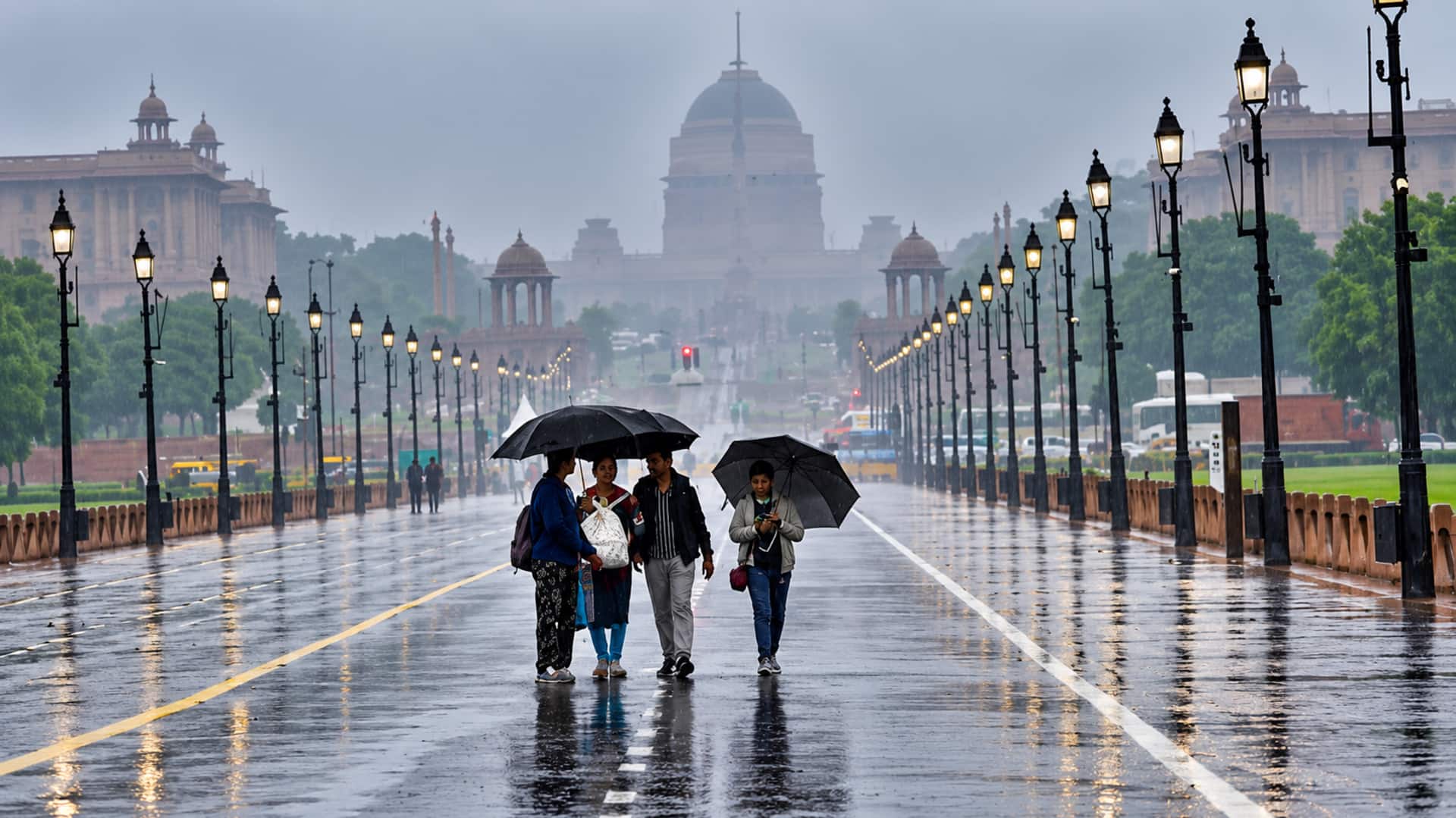 Delhi : దిల్లీని ముంచెత్తిన భారీ వర్షాలు.. రోడ్లన్నీ జలమయం