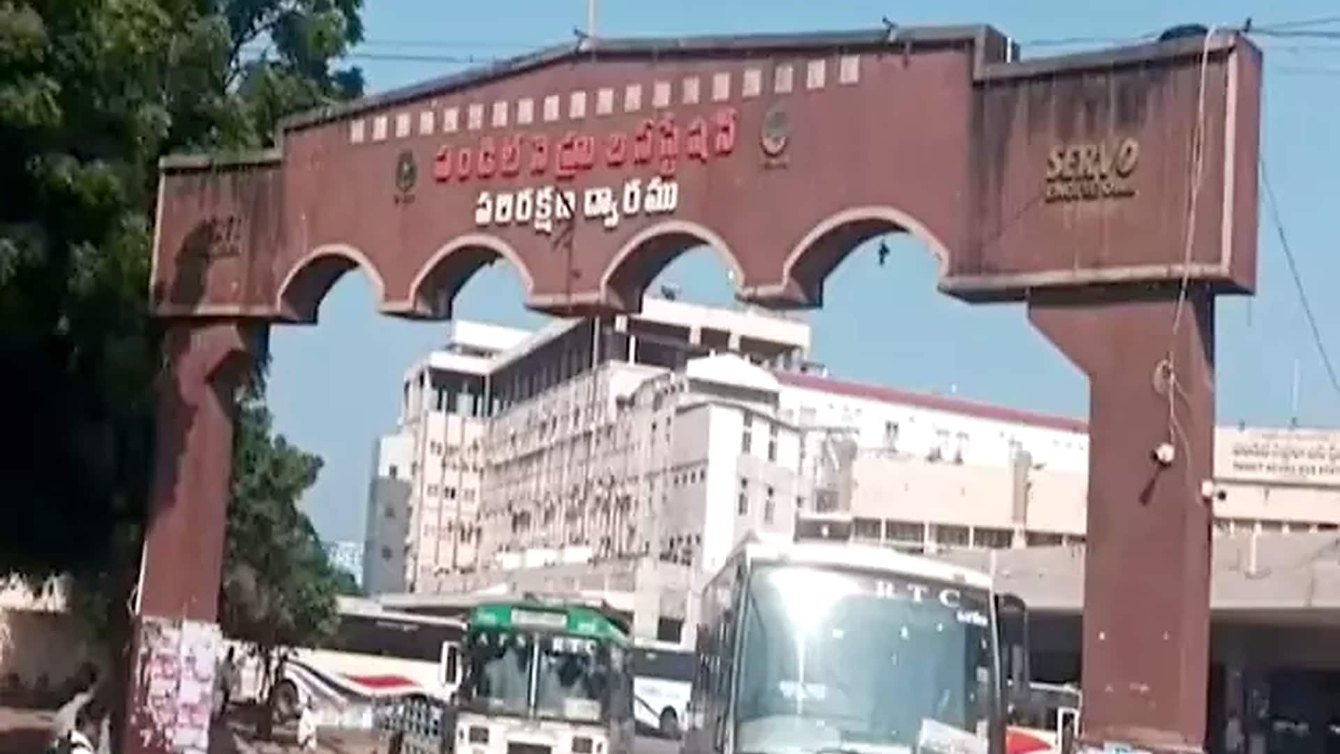 Vijayawada: విజయవాడలో కలకలం.. లగేజ్‌ బ్యాగ్‌లో 46 జిలెటిన్‌ స్టిక్స్‌, 50 డిటోనేటర్లు