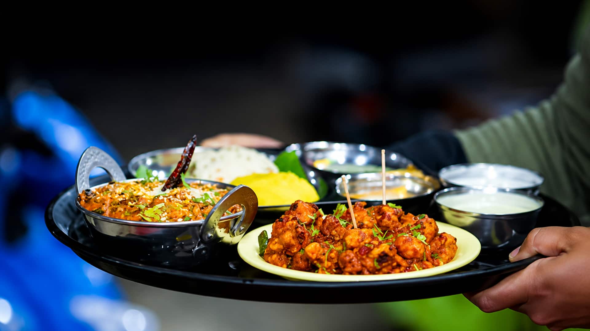 Restaurant Service Charges: రెస్టారెంట్‌లో సర్వీస్ ఛార్జీ చెల్లిస్తున్నారా..? ఈ నెంబర్‌కు కాల్ చేస్తే తిరిగి మీ అకౌంట్లోకి డబ్బులు..