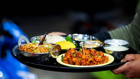 Restaurant Service Charges: రెస్టారెంట్‌లో సర్వీస్ ఛార్జీ చెల్లిస్తున్నారా..? ఈ నెంబర్‌కు కాల్ చేస్తే తిరిగి మీ అకౌంట్లోకి డబ్బులు..