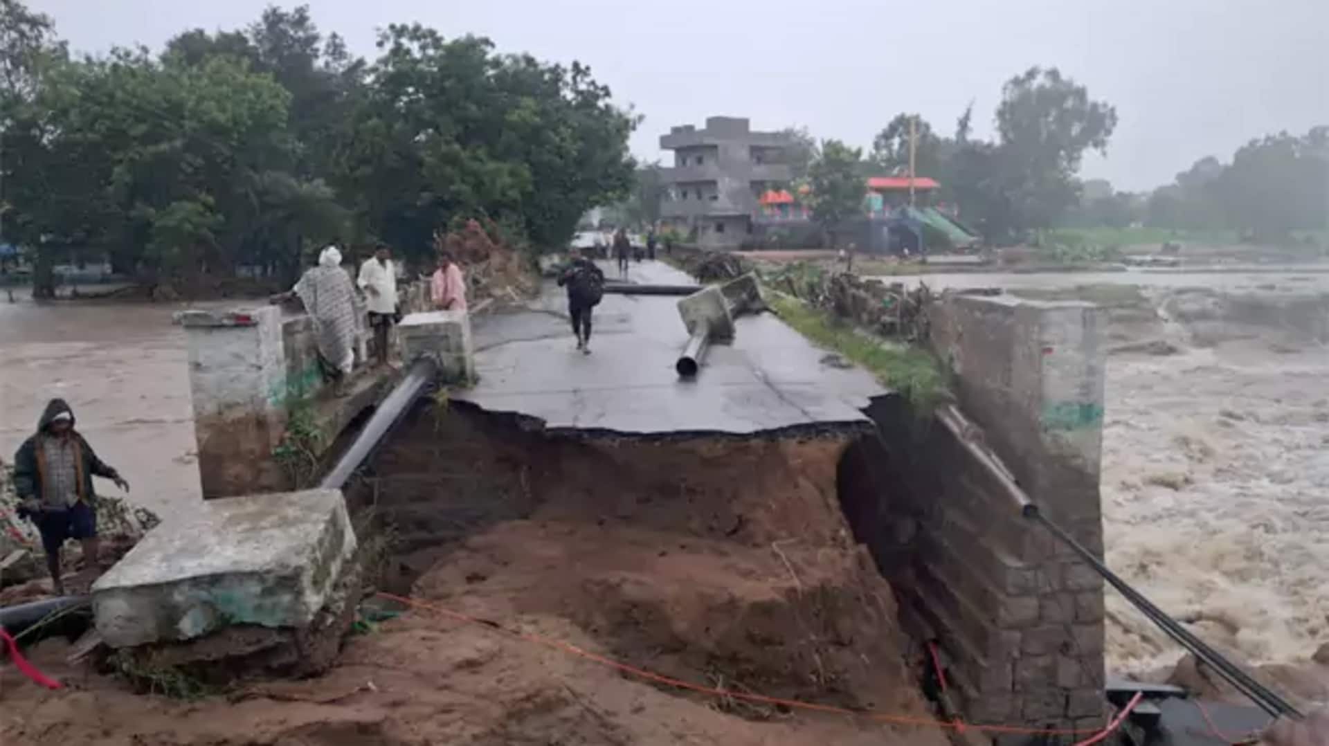 Kamareddy Rains: కామారెడ్డి జిల్లాలో భారీ వర్షాలు.. బీబీపేట-కామారెడ్డి మార్గంలో కొట్టుకుపోయిన వంతెన Kamareddy Rains: కామారెడ్డి జిల్లాలో భారీ వర్షాలు.. బీబీపేట-కామారెడ్డి మార్గంలో కొట్టుకుపోయిన వంతెన