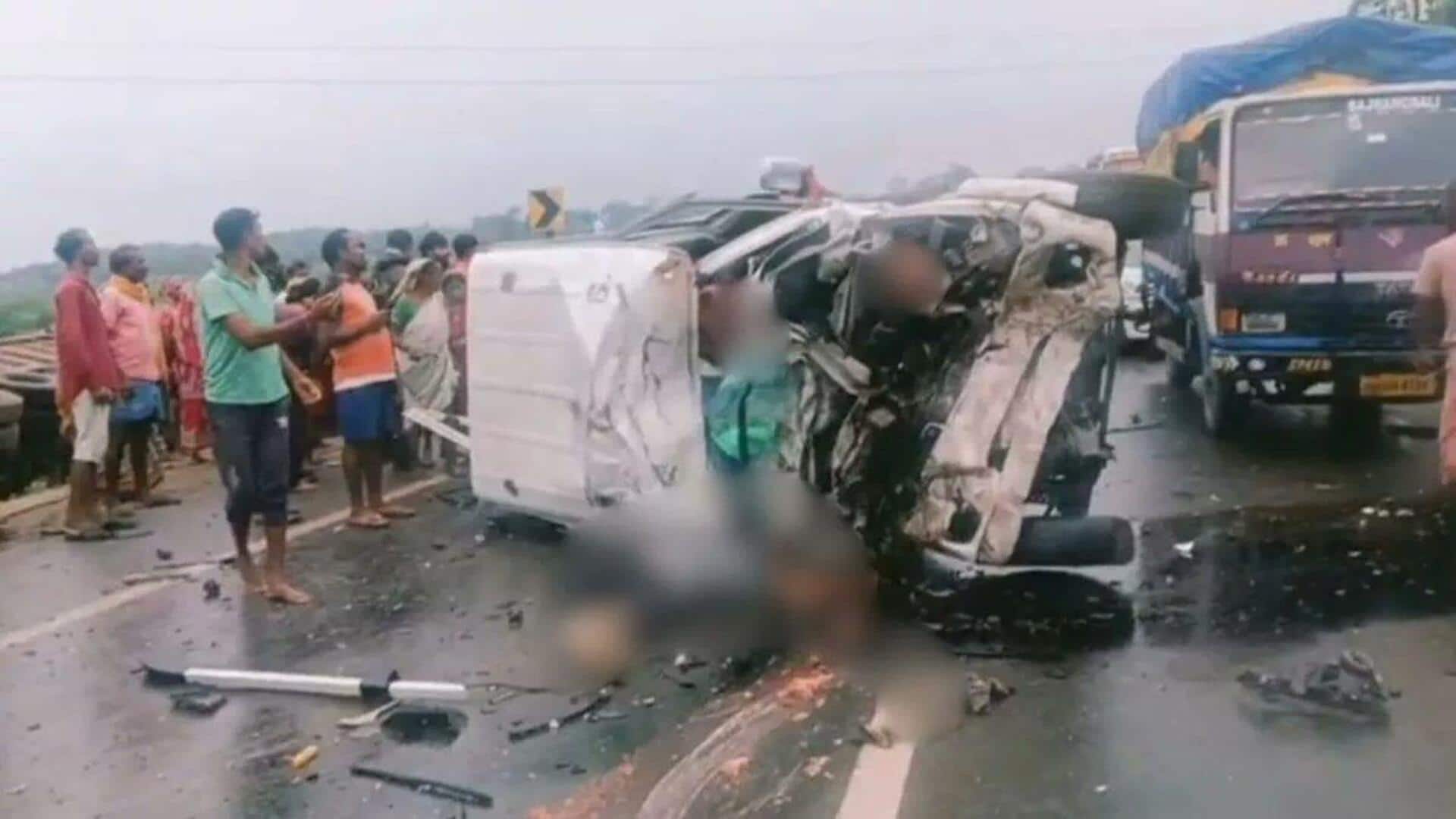 Road Accident: పశ్చిమబెంగాల్'లో ఘోర రోడ్డుప్రమాదం.. తొమ్మిది మంది మృతి Road Accident: పశ్చిమబెంగాల్'లో ఘోర రోడ్డుప్రమాదం.. తొమ్మిది మంది మృతి