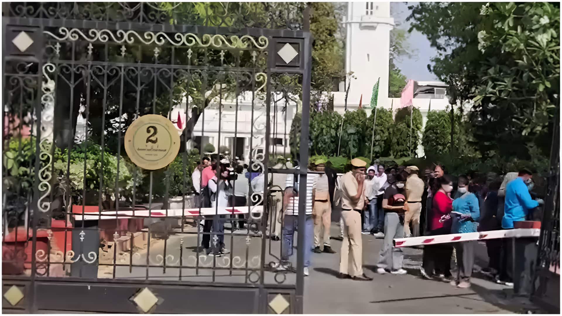 Security Breach at Delhi Assembly: దిల్లీ అసెంబ్లీ వద్ద భద్రతా లోపం.. గేటును ఢీకొట్టి లోపలికి కారు