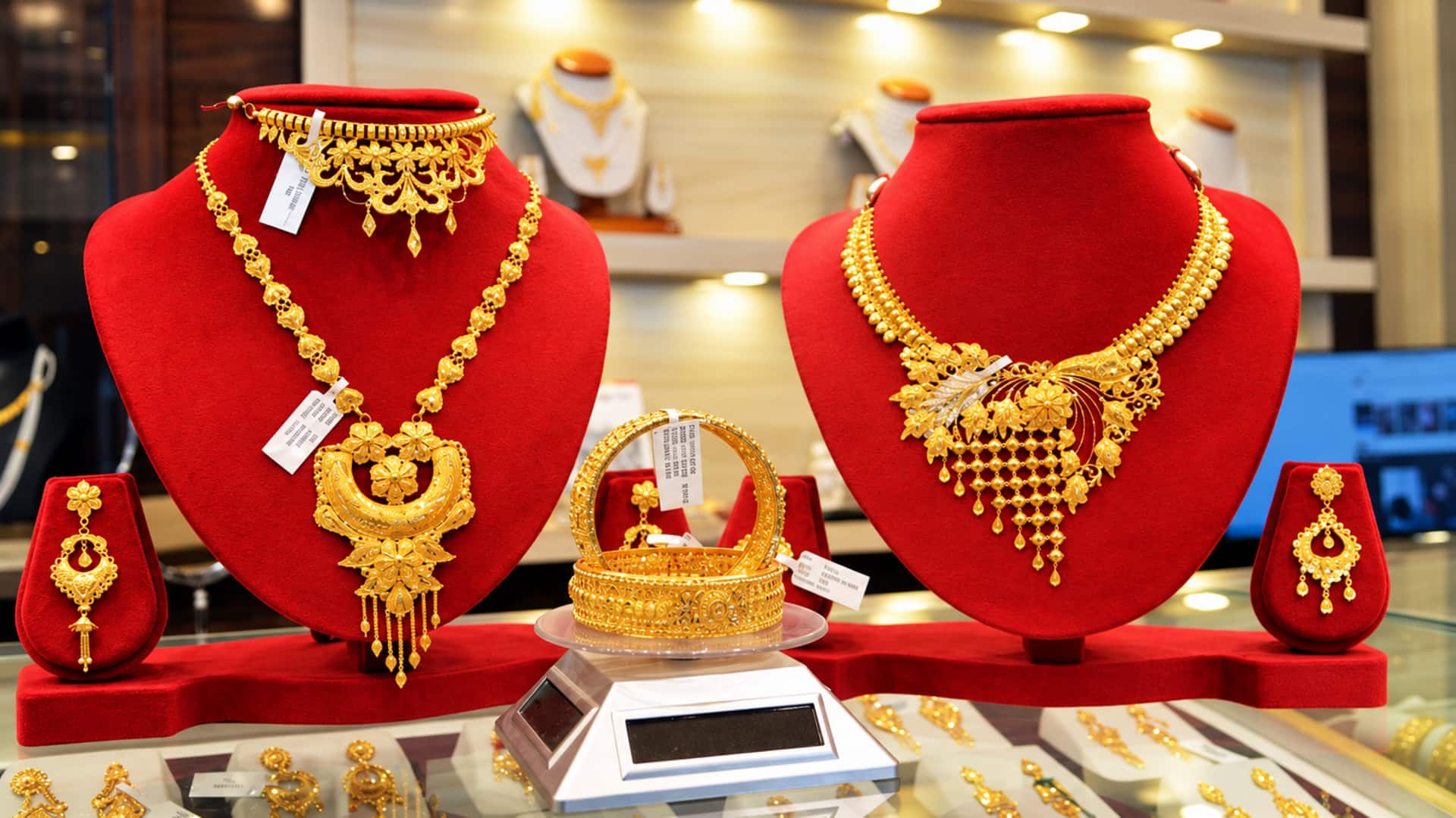 Gold Rate Today: పసిడి ధరల్లో హెచ్చుతగ్గులు.. తెలుగు రాష్ట్రాల్లో నేటి బంగారం రేట్లు ఇవే..