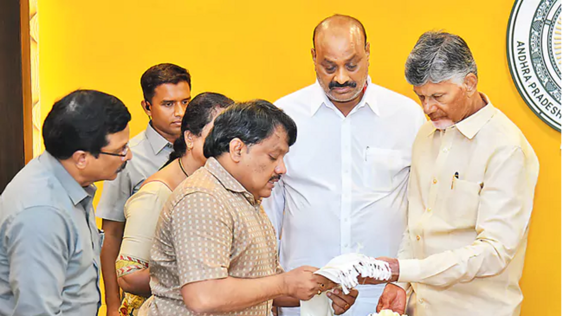 Chandrababu: రైతుసేవా కేంద్రాల్ని పునర్ వ్యవస్థీకరించండి.. వ్యవసాయశాఖ సమీక్షలో సీఎం చంద్రబాబు ఆదేశం Chandrababu: రైతుసేవా కేంద్రాల్ని పునర్ వ్యవస్థీకరించండి.. వ్యవసాయశాఖ సమీక్షలో సీఎం చంద్రబాబు ఆదేశం