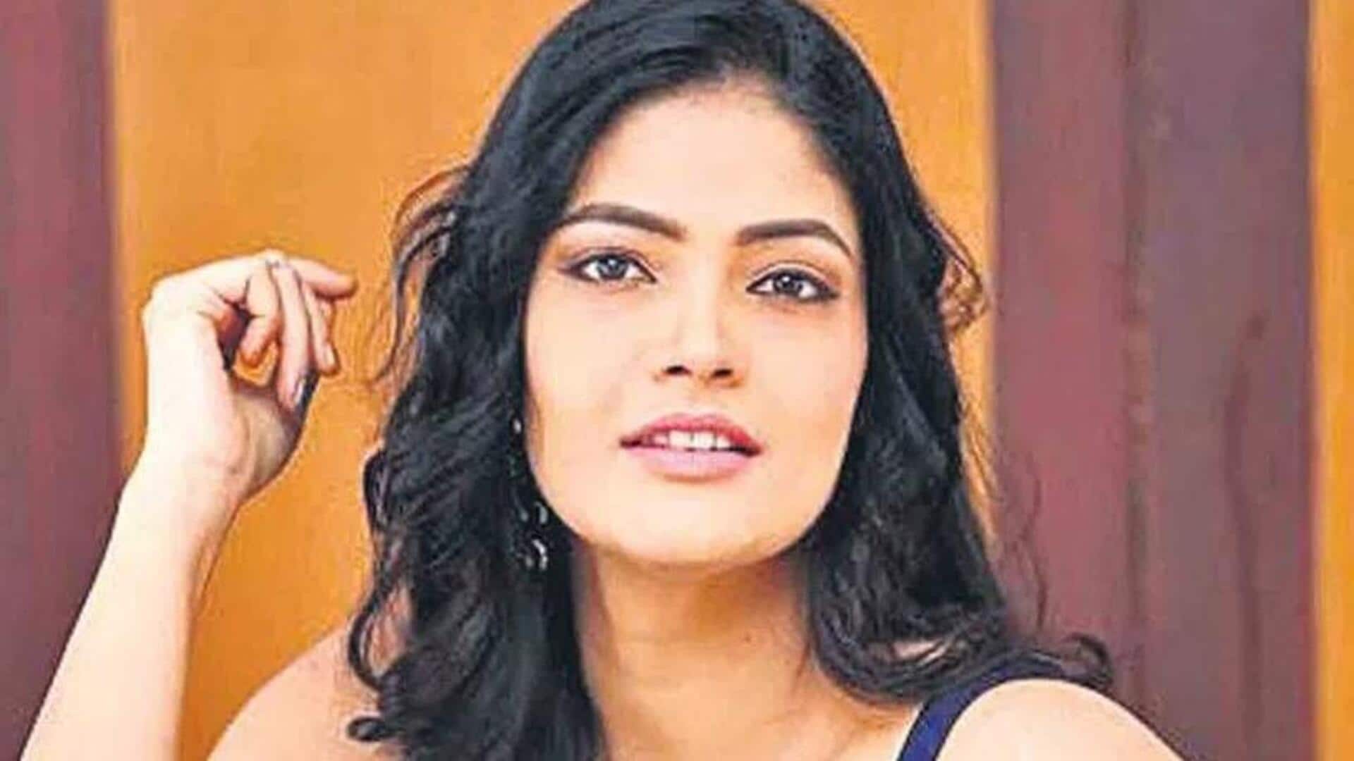 Kalpika: సిగరెట్ కోసం రిసార్టులో నటి కల్పిక హంగామా! Kalpika: సిగరెట్ కోసం రిసార్టులో నటి కల్పిక హంగామా!