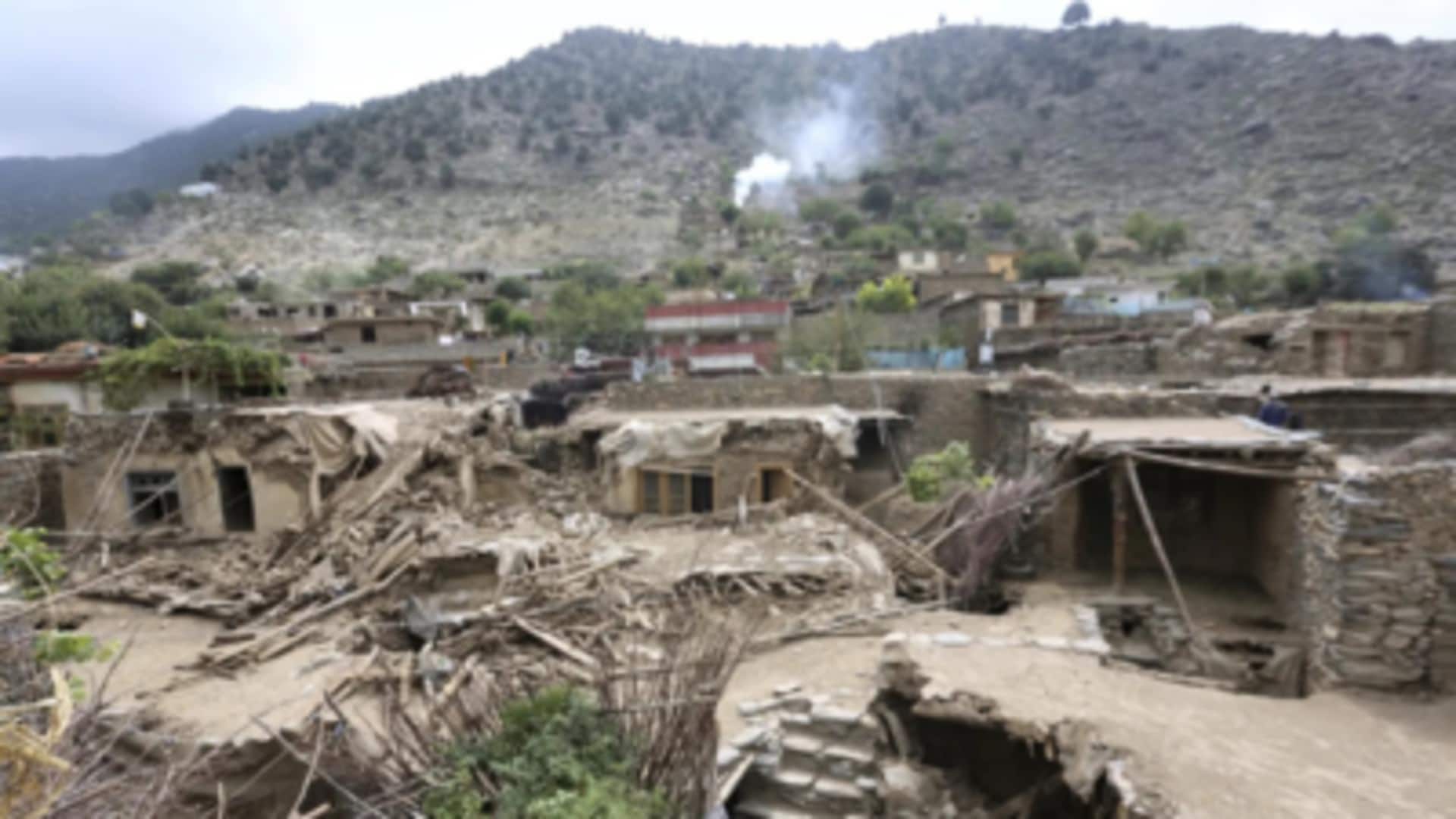 Afghanistan Earthquake: ఆఫ్ఘనిస్తాన్ను తాకిన వరుస భూకంపాలు.. గంటల వ్యవధిలోనే మూడు సార్లు ప్రకంపణలు Afghanistan Earthquake: ఆఫ్ఘనిస్తాన్ను తాకిన వరుస భూకంపాలు.. గంటల వ్యవధిలోనే మూడు సార్లు ప్రకంపణలు
