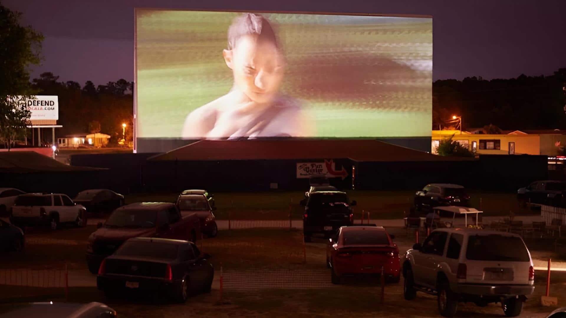 Chinese cars: హెడ్‌లైట్లతోనే సినిమాలు.. చైనా కార్లలో సరికొత్త ఫీచర్!